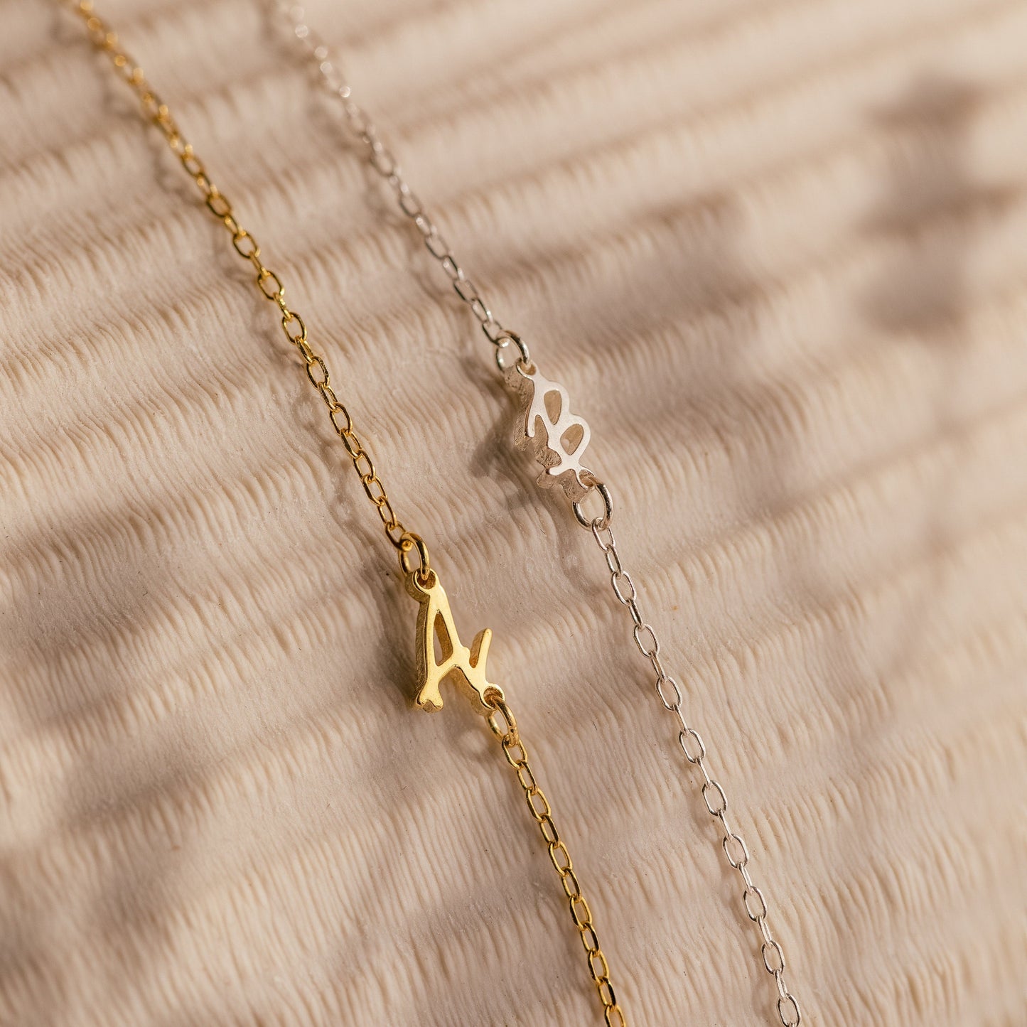 Collar con inicial lateral de Venecia