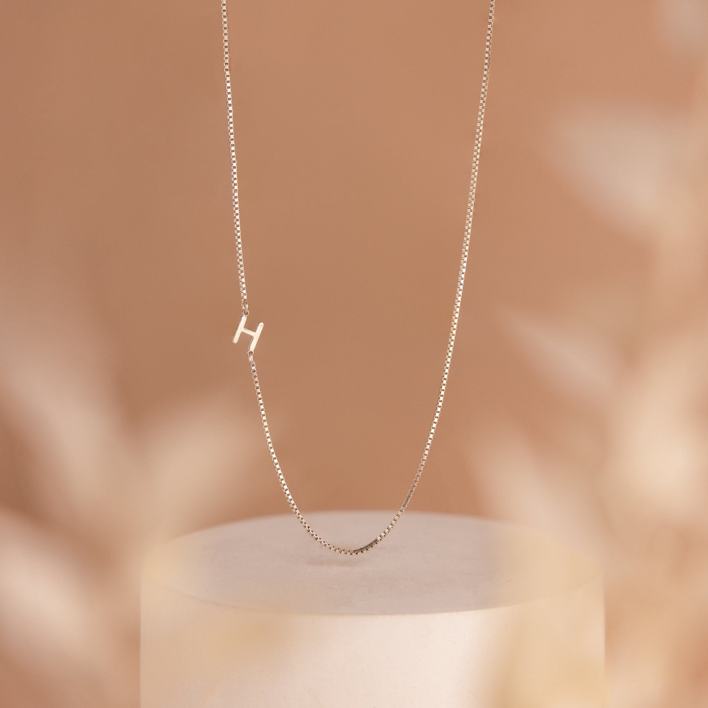 Collar con inicial lateral en cadena de caja