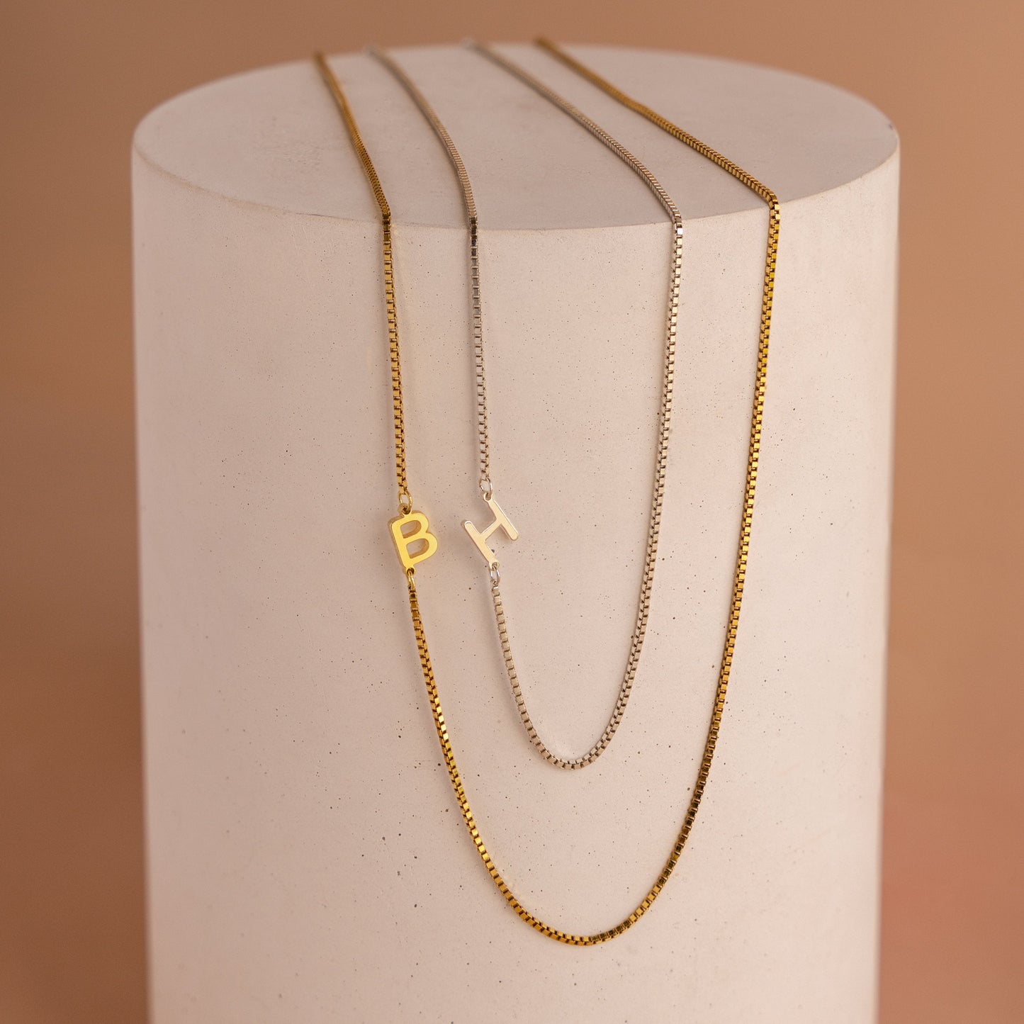 Collar con inicial lateral en cadena de caja