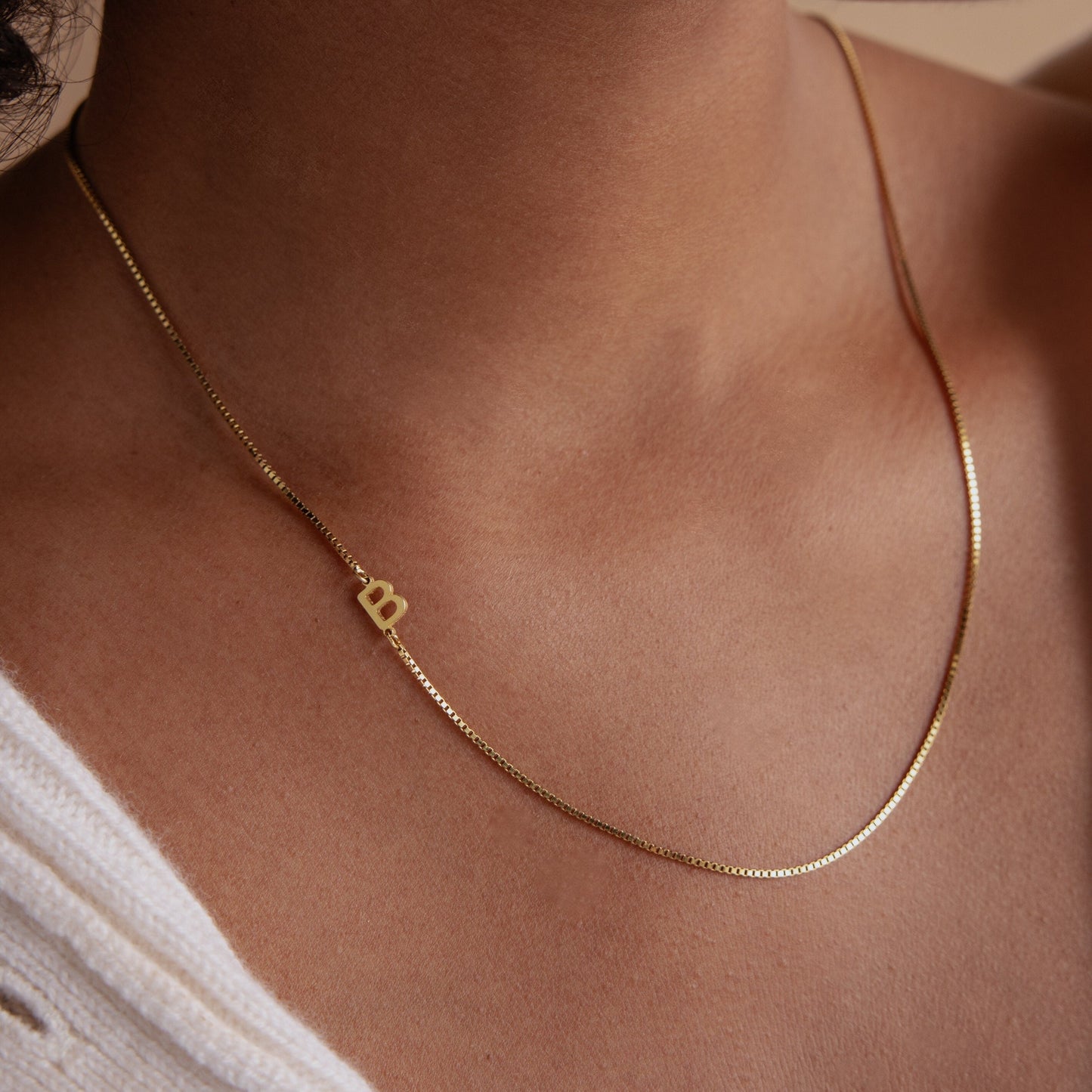 Collar con inicial lateral en cadena de caja