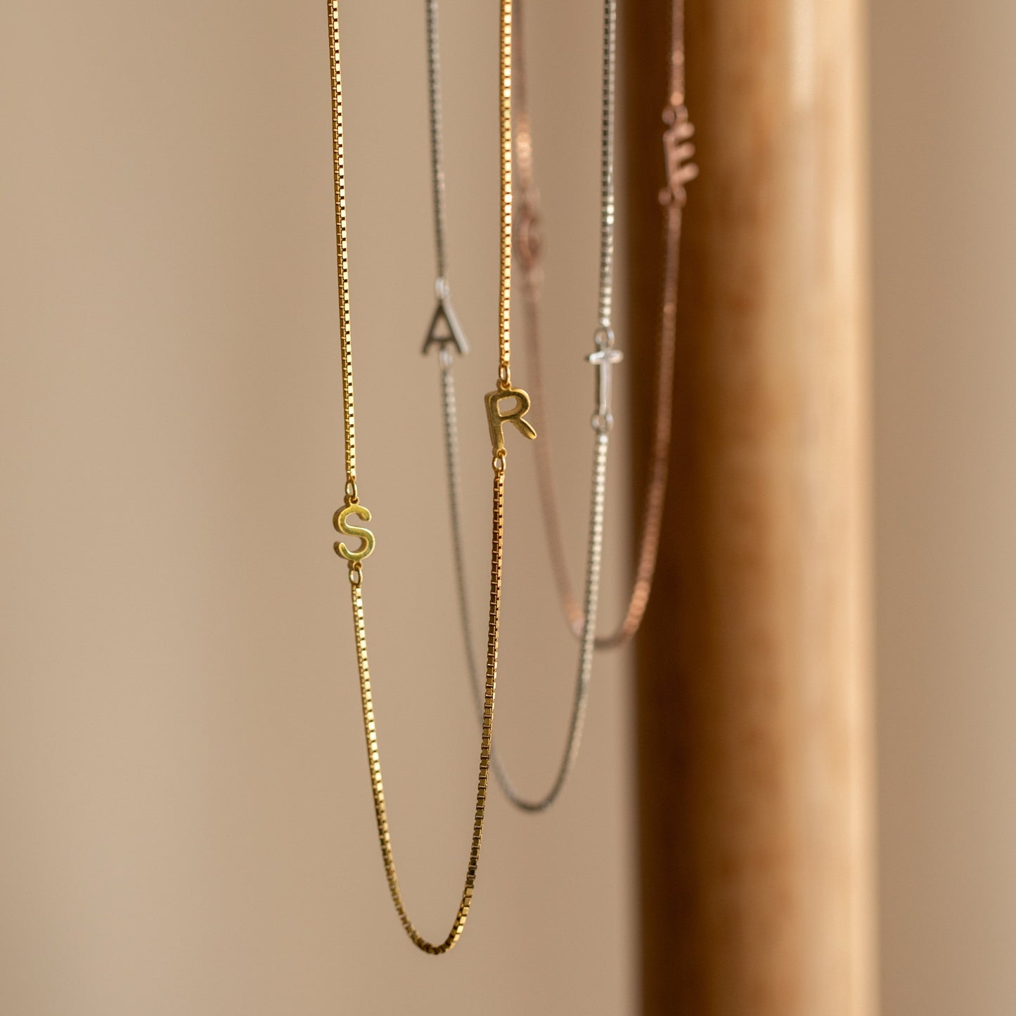Collar con inicial doble en cadena de caja