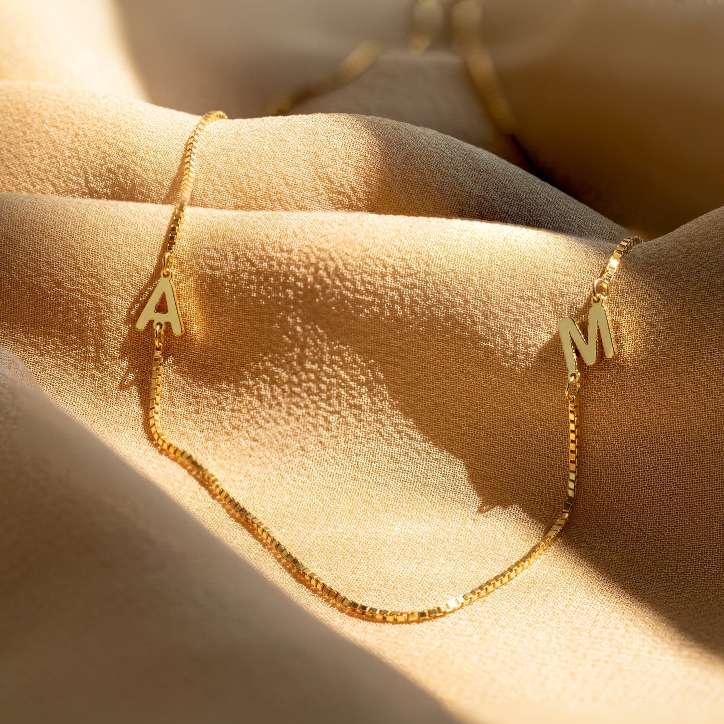 Collar con inicial doble en cadena de caja