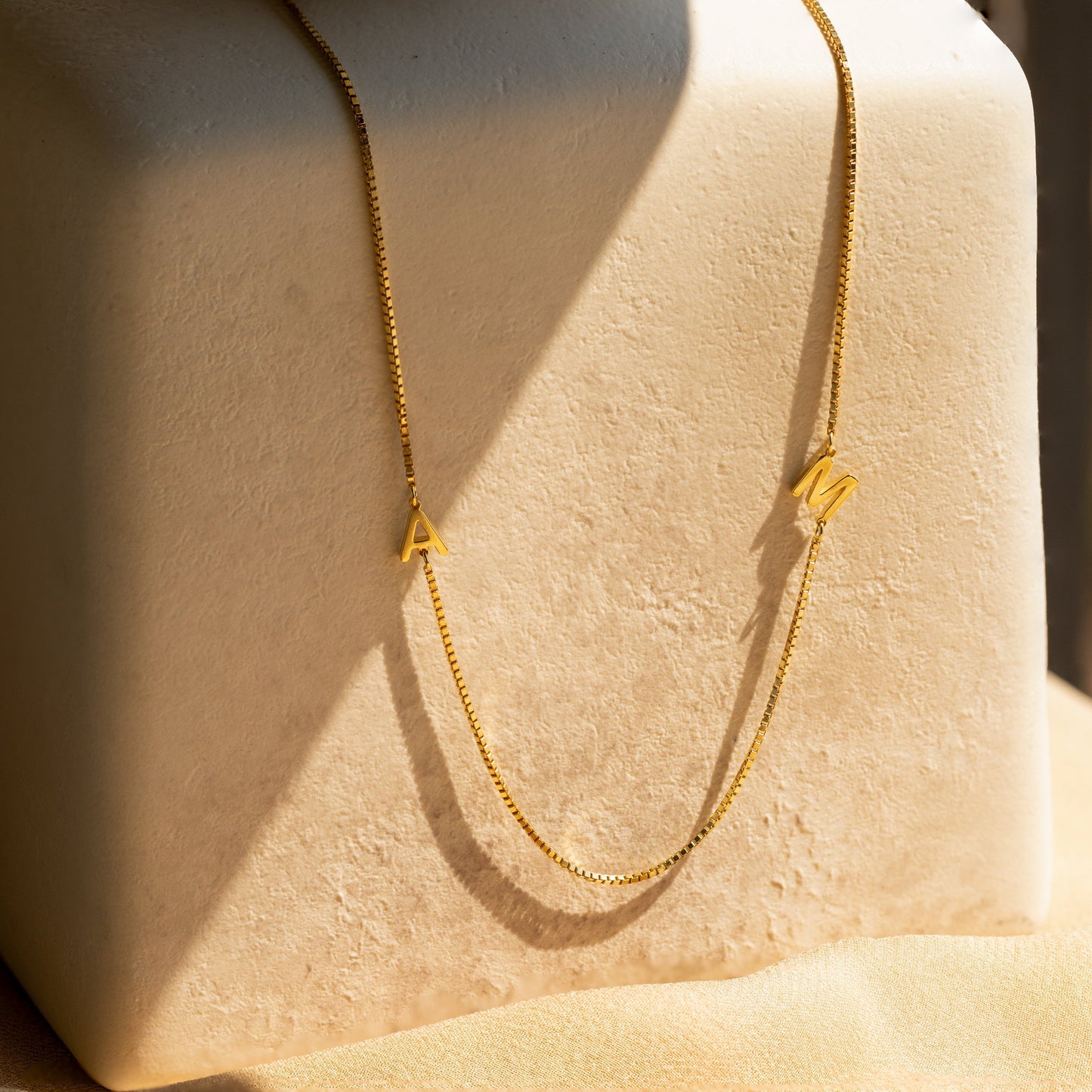 Collar con inicial doble en cadena de caja