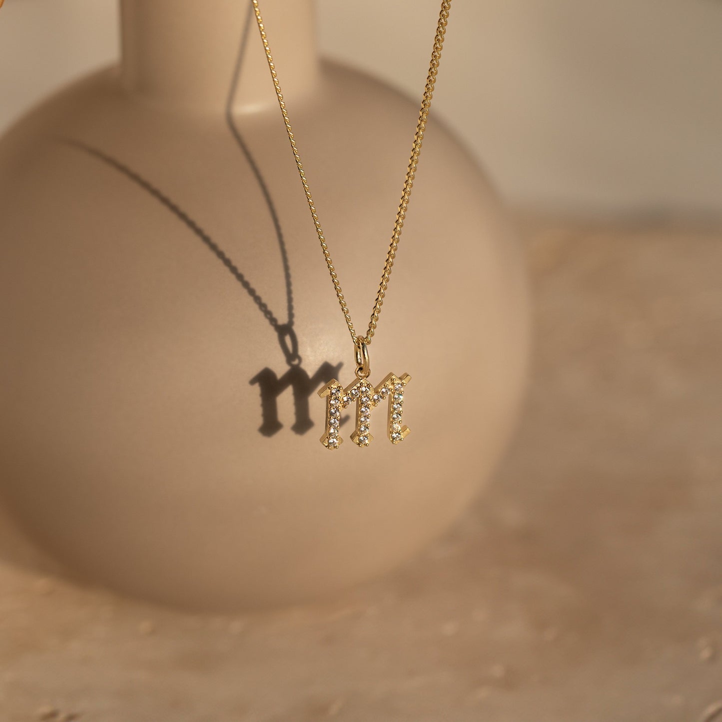 Collar gótico con inicial pavé