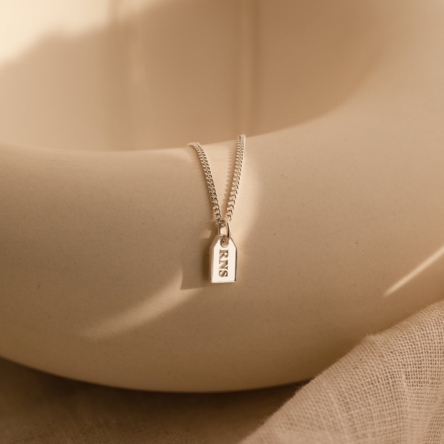 Collar con etiqueta inicial pequeña