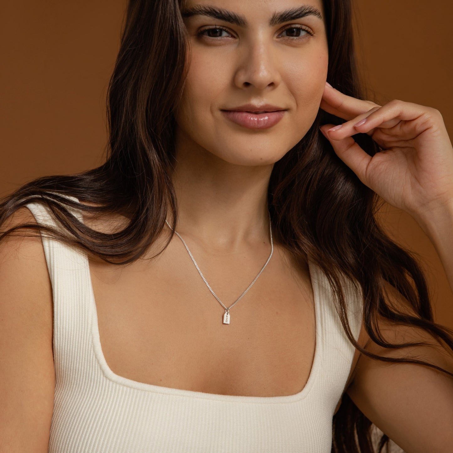 Collar con etiqueta inicial pequeña