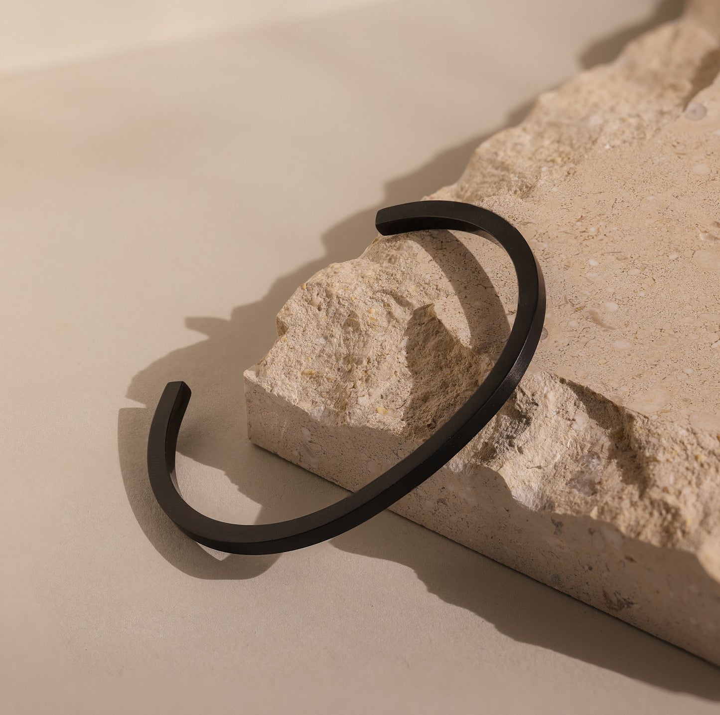 Pulsera de puño negra para hombre