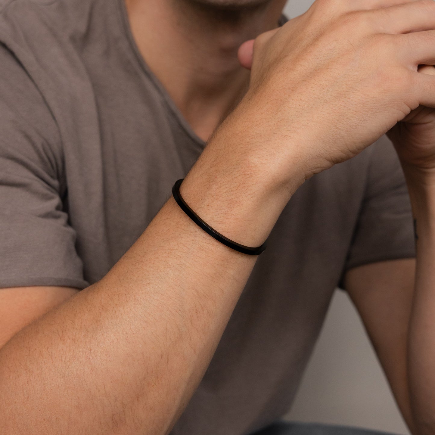 Pulsera de puño negra para hombre