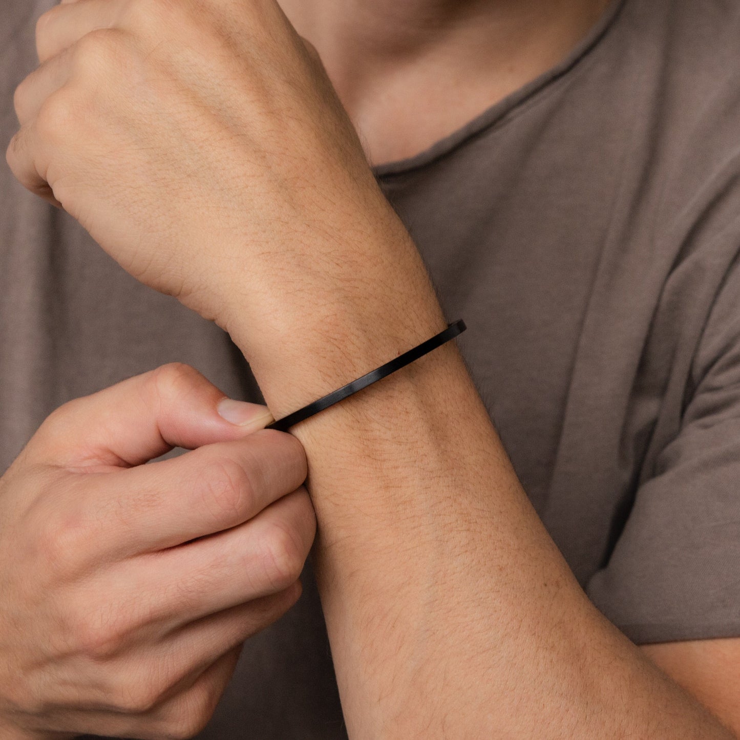 Pulsera de puño negra para hombre