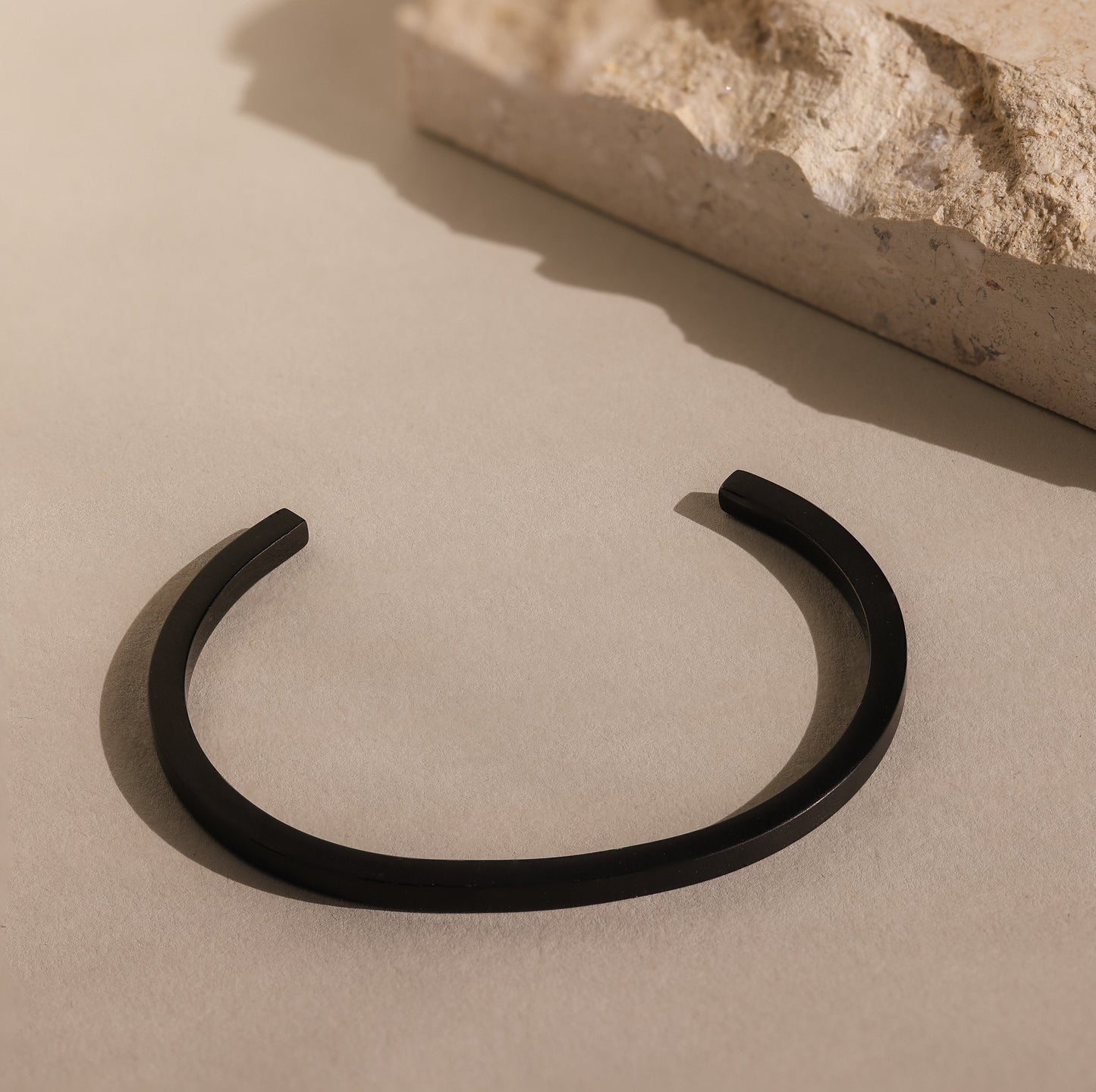 Pulsera de puño negra para hombre