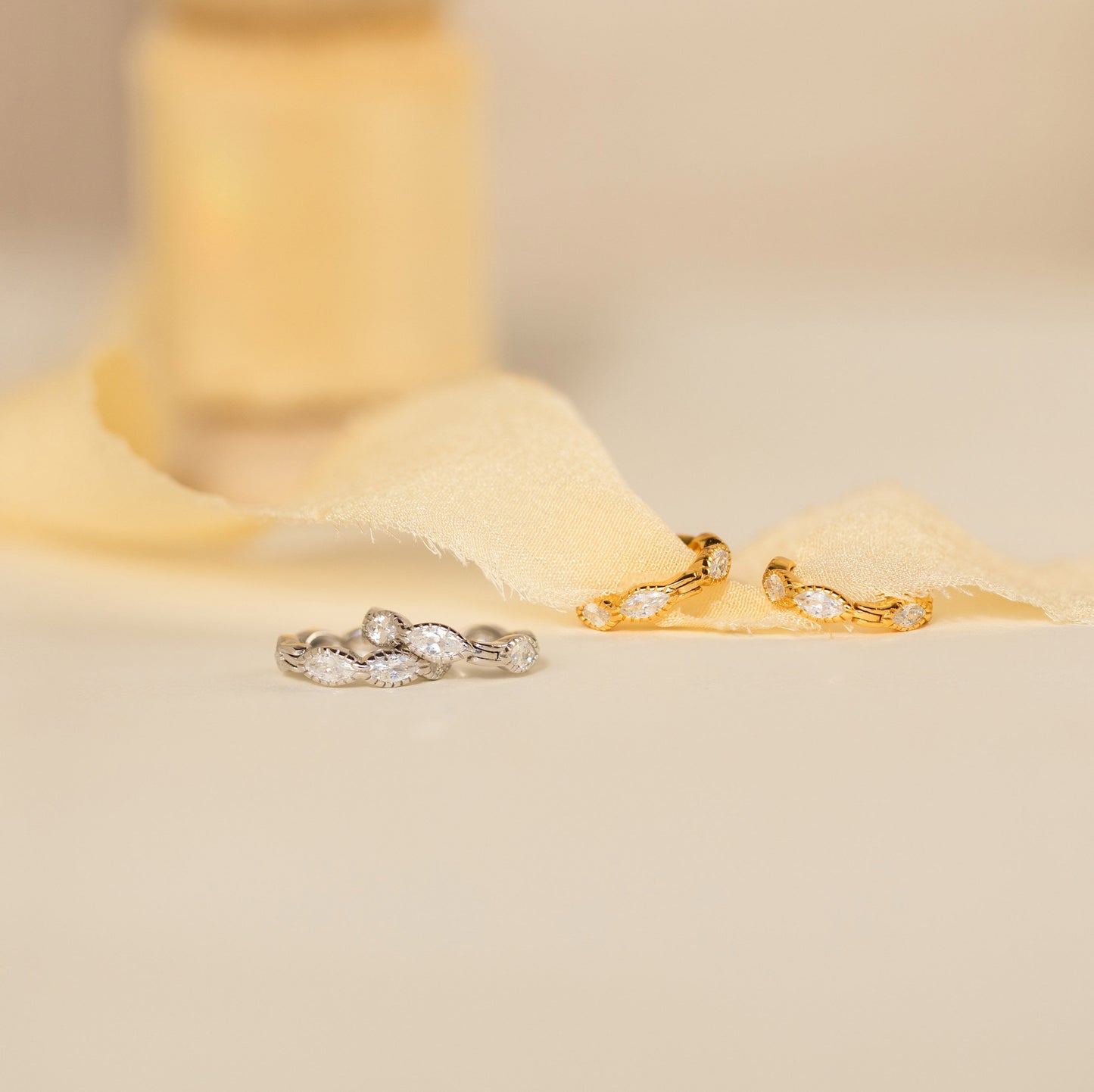 Huggies mit Marquise-Inlay