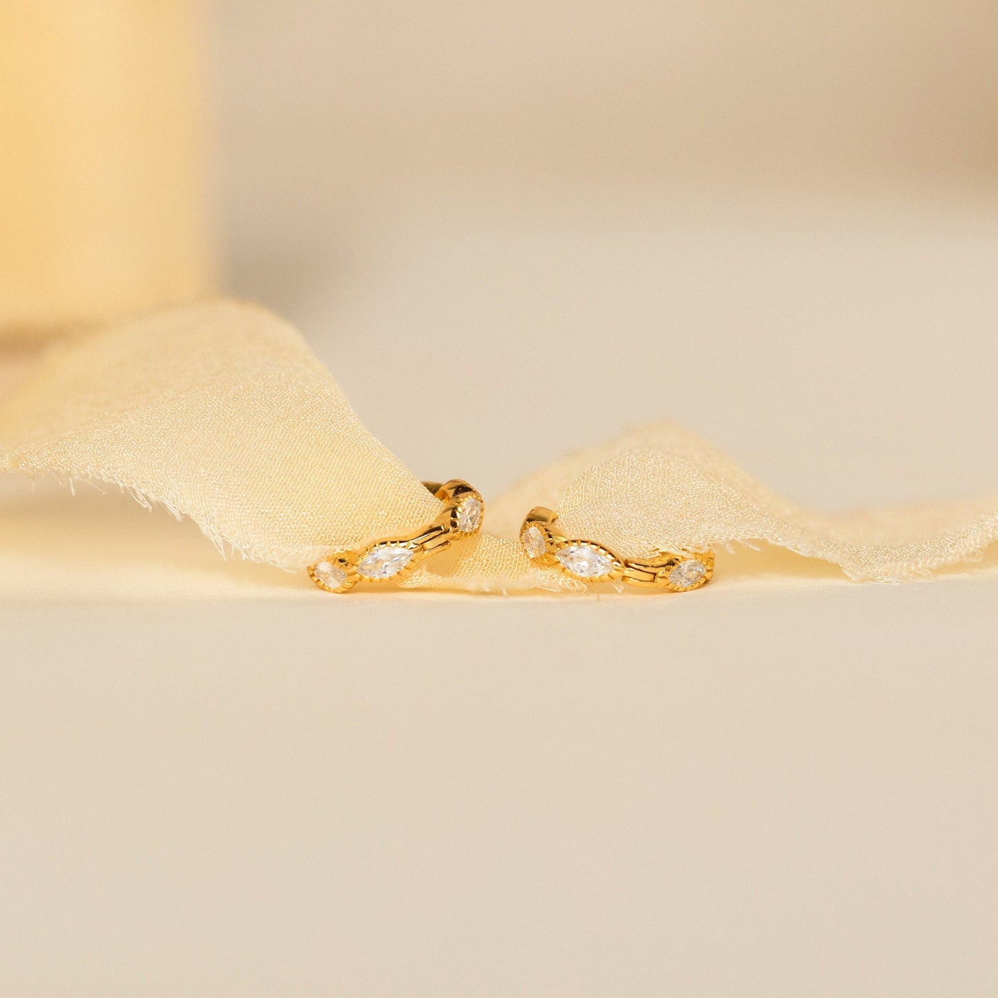 Huggies mit Marquise-Inlay