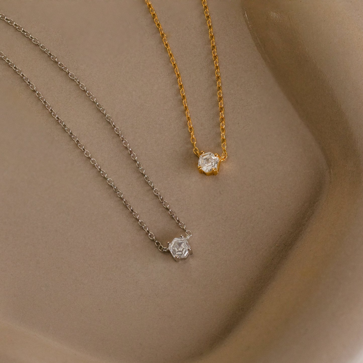 Collar de diamantes hexagonales