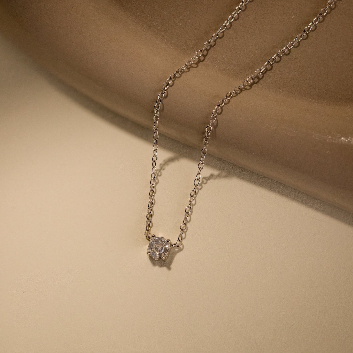 Collar de diamantes hexagonales