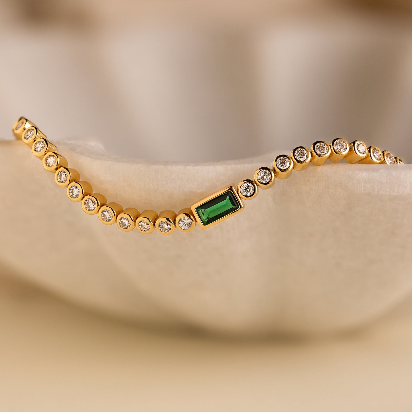 Pulsera de tenis con esmeralda baguette