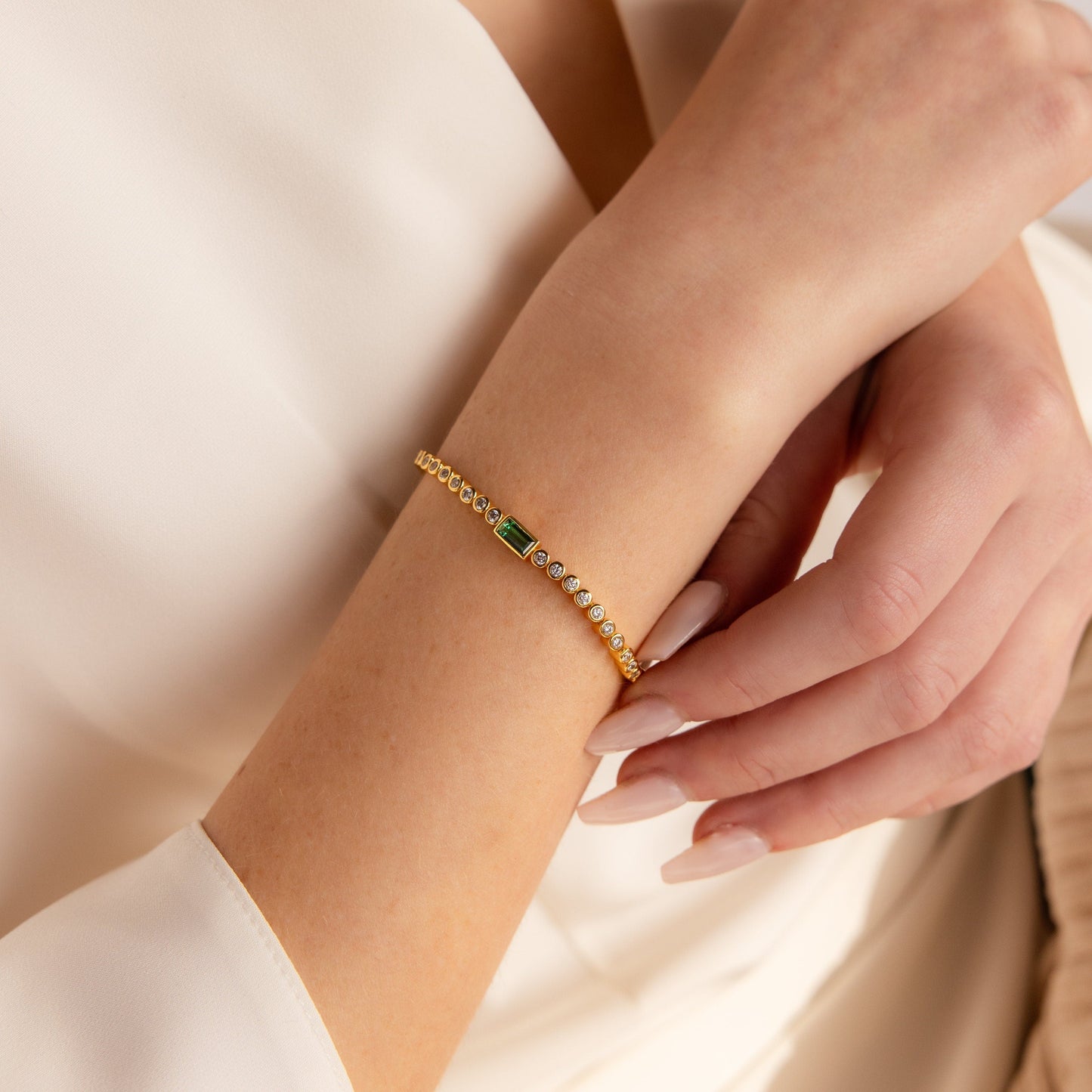 Pulsera de tenis con esmeralda baguette