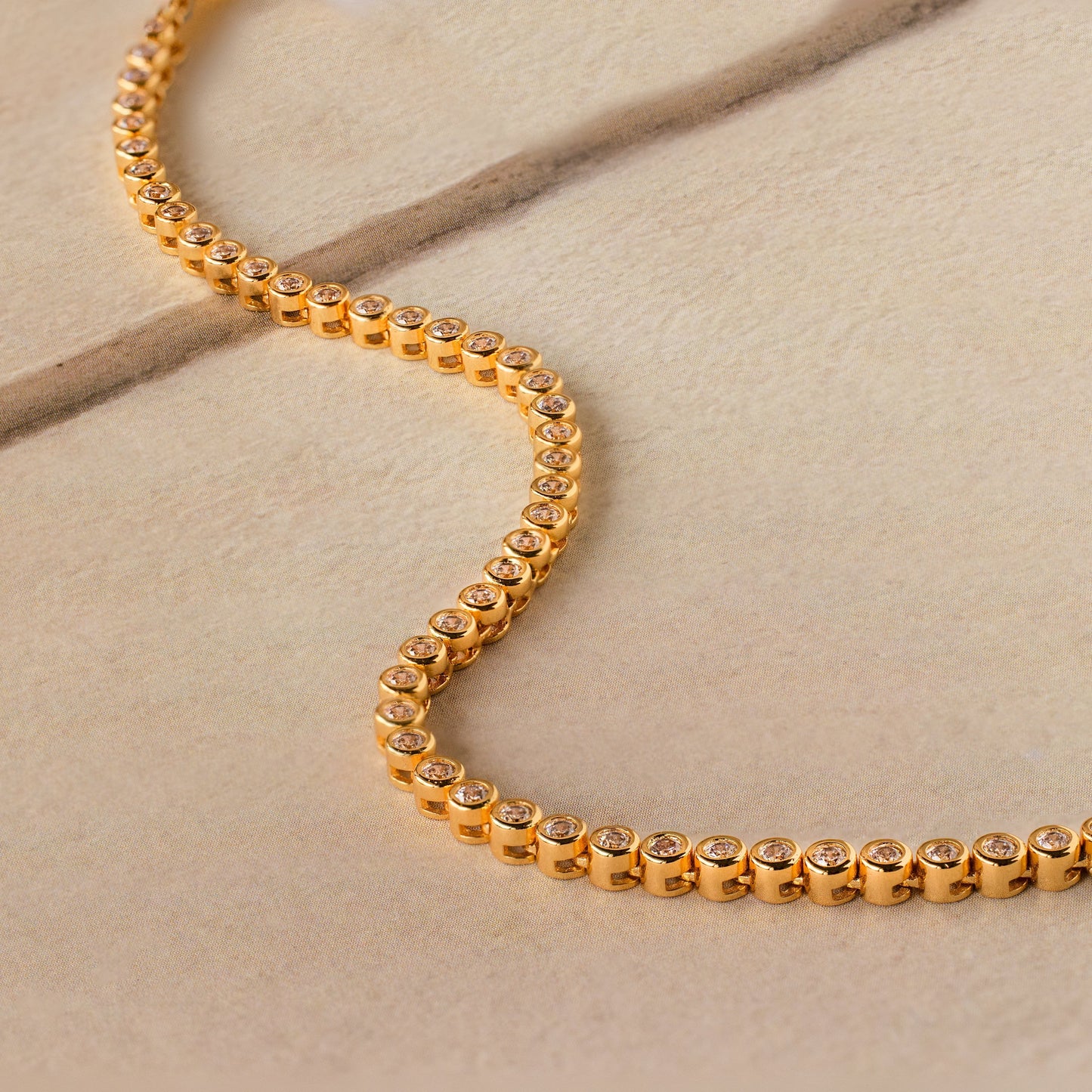 Collar de tenis con bisel de diamantes