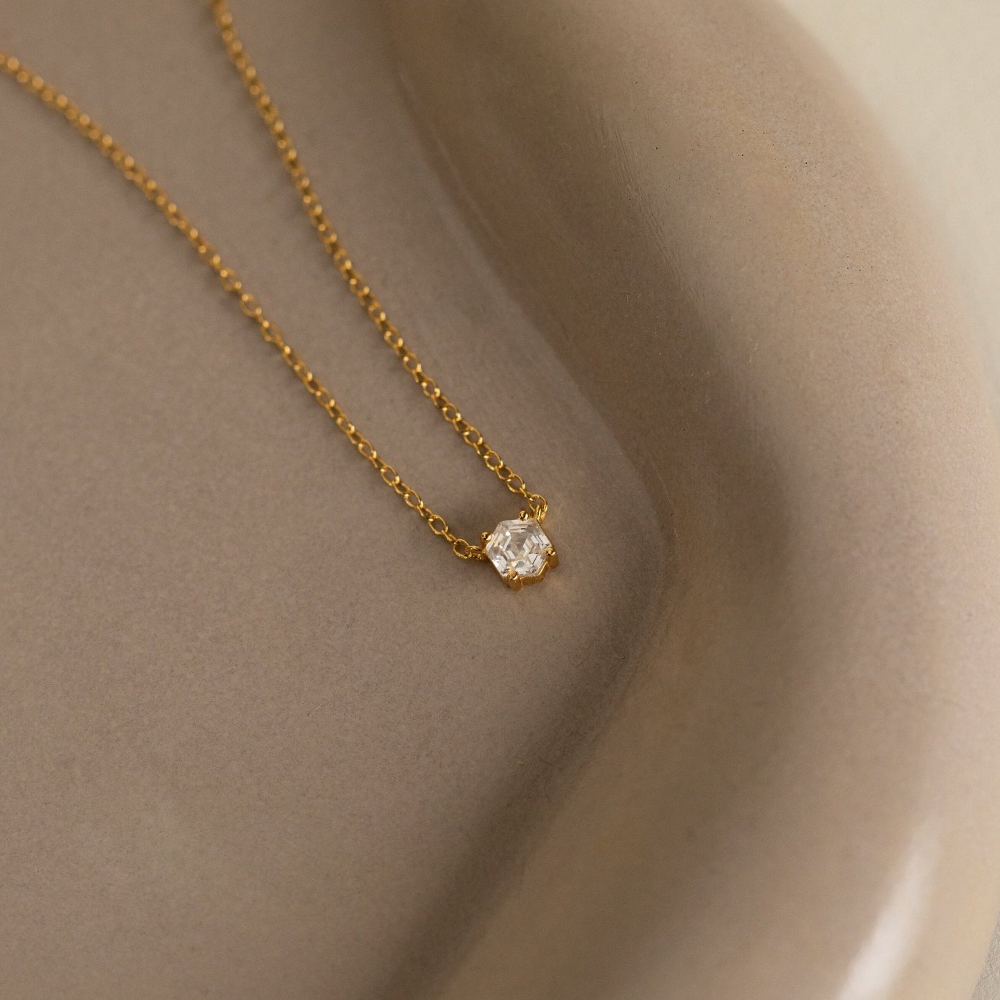 Collar de diamantes hexagonales