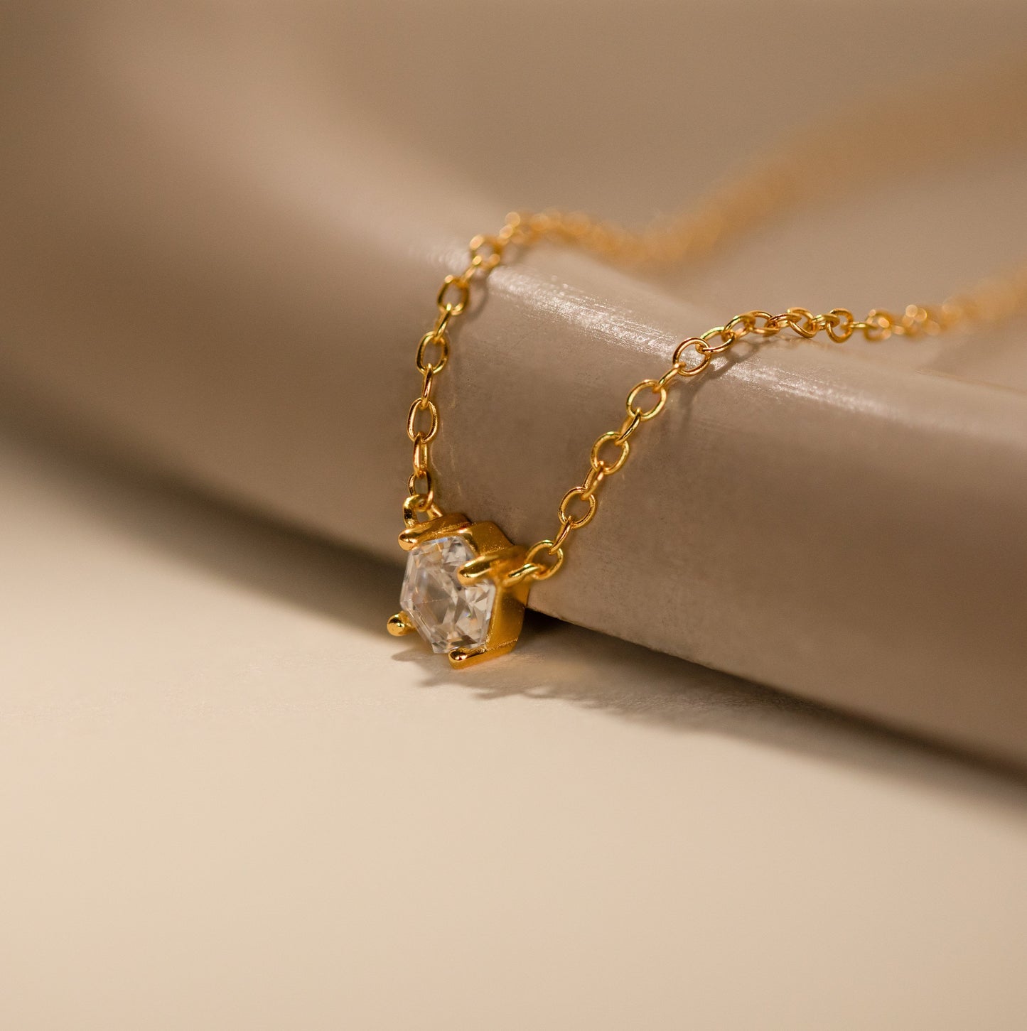 Collar de diamantes hexagonales