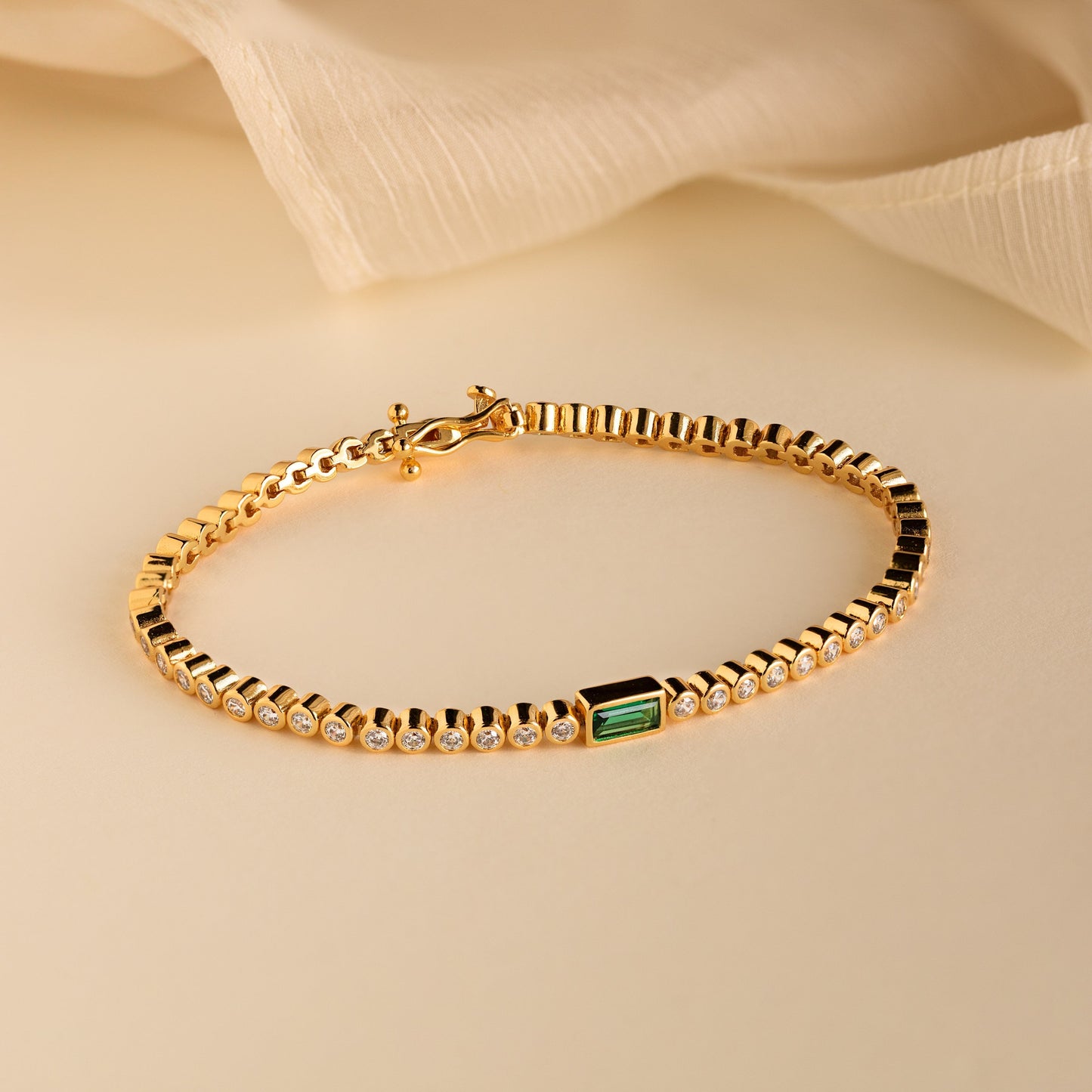 Pulsera de tenis con esmeralda baguette