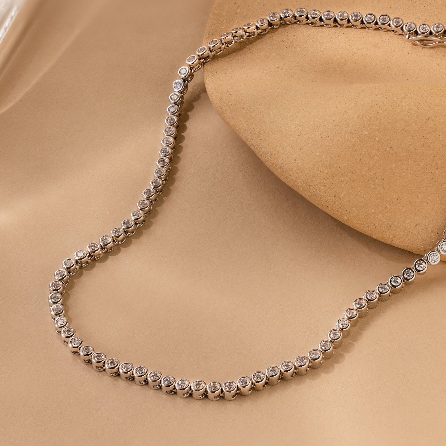 Collar de tenis con bisel de diamantes