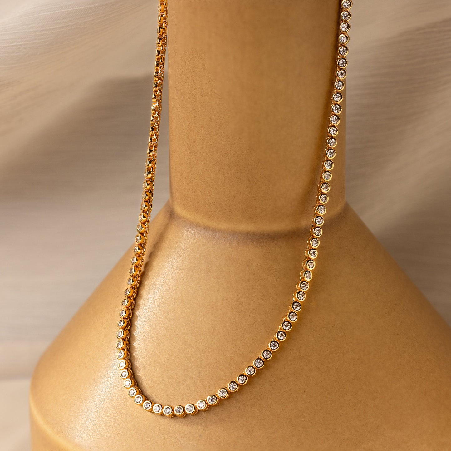 Collar de tenis con bisel de diamantes