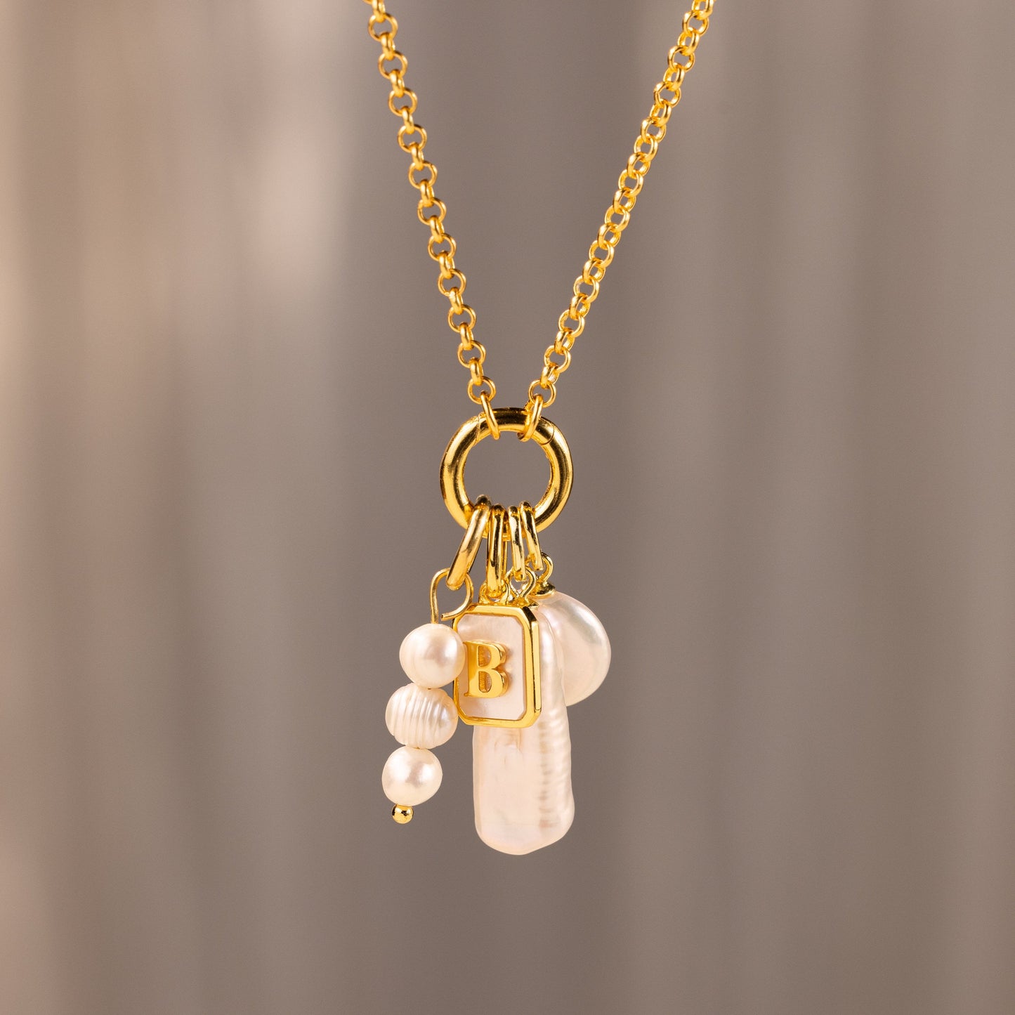 Charm de perla barroca larga