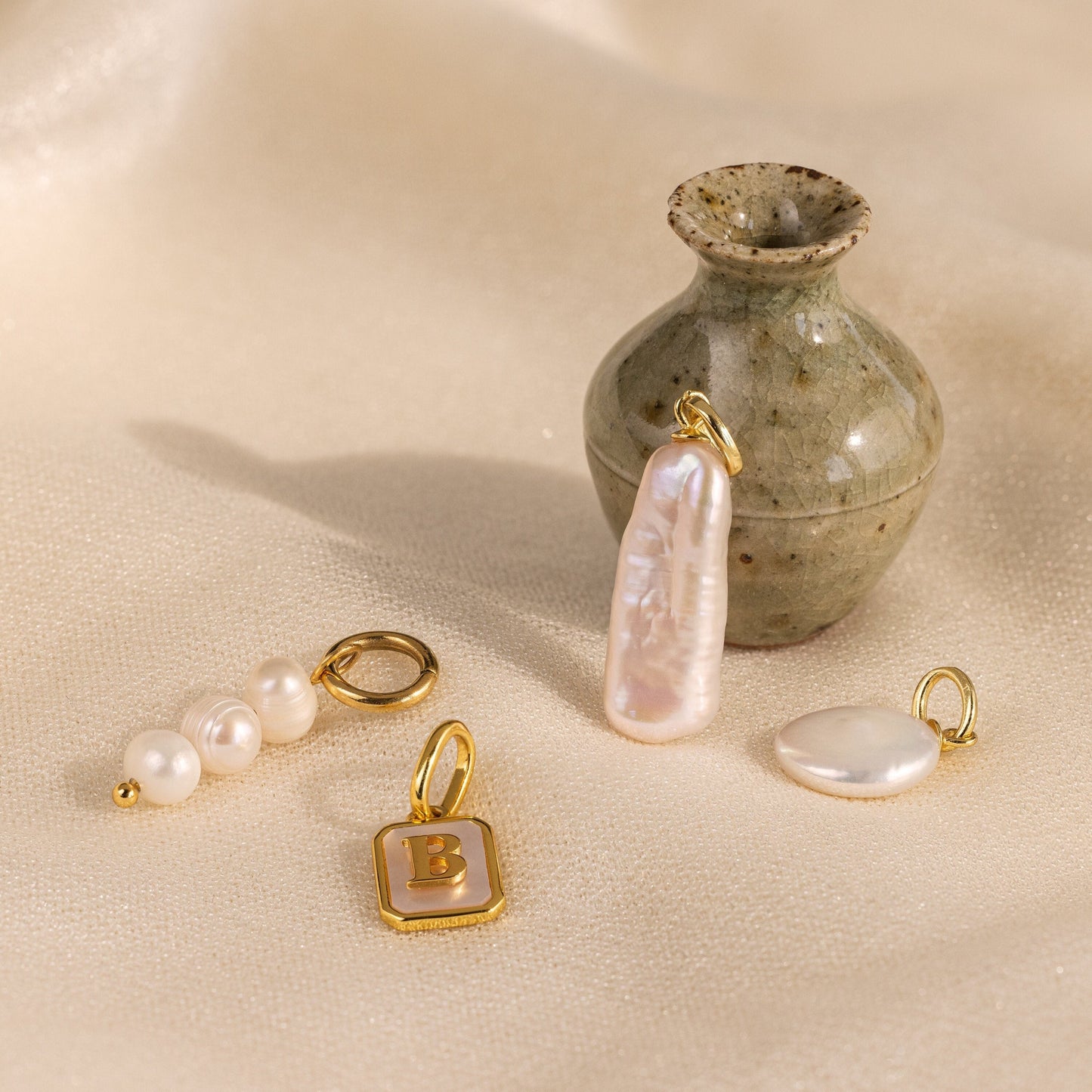 Charm de perla barroca larga