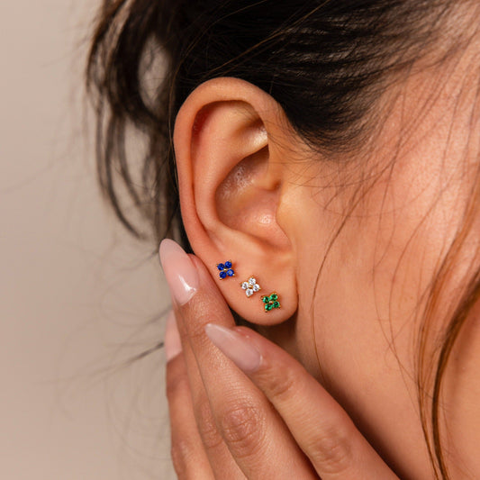 Juego de pendientes con parte trasera plana y diseño de flores