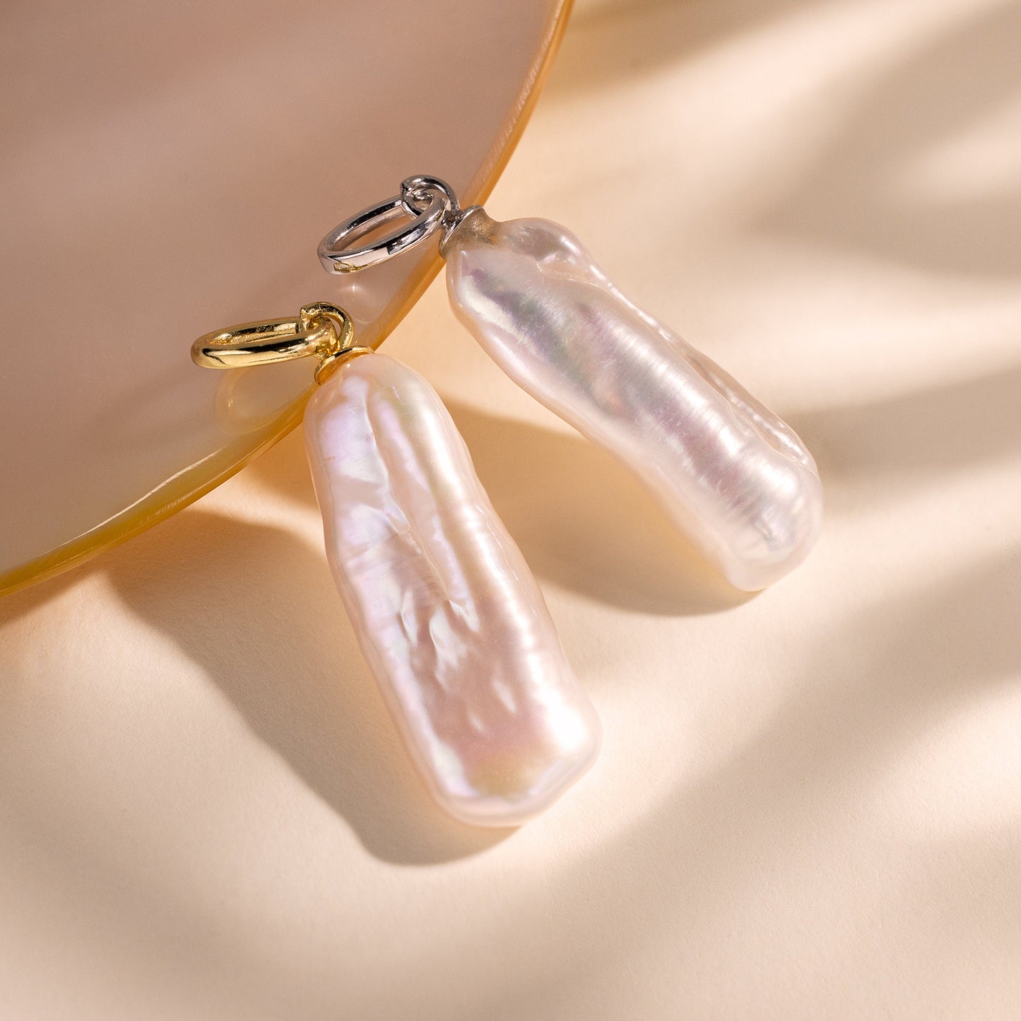 Charm de perla barroca larga