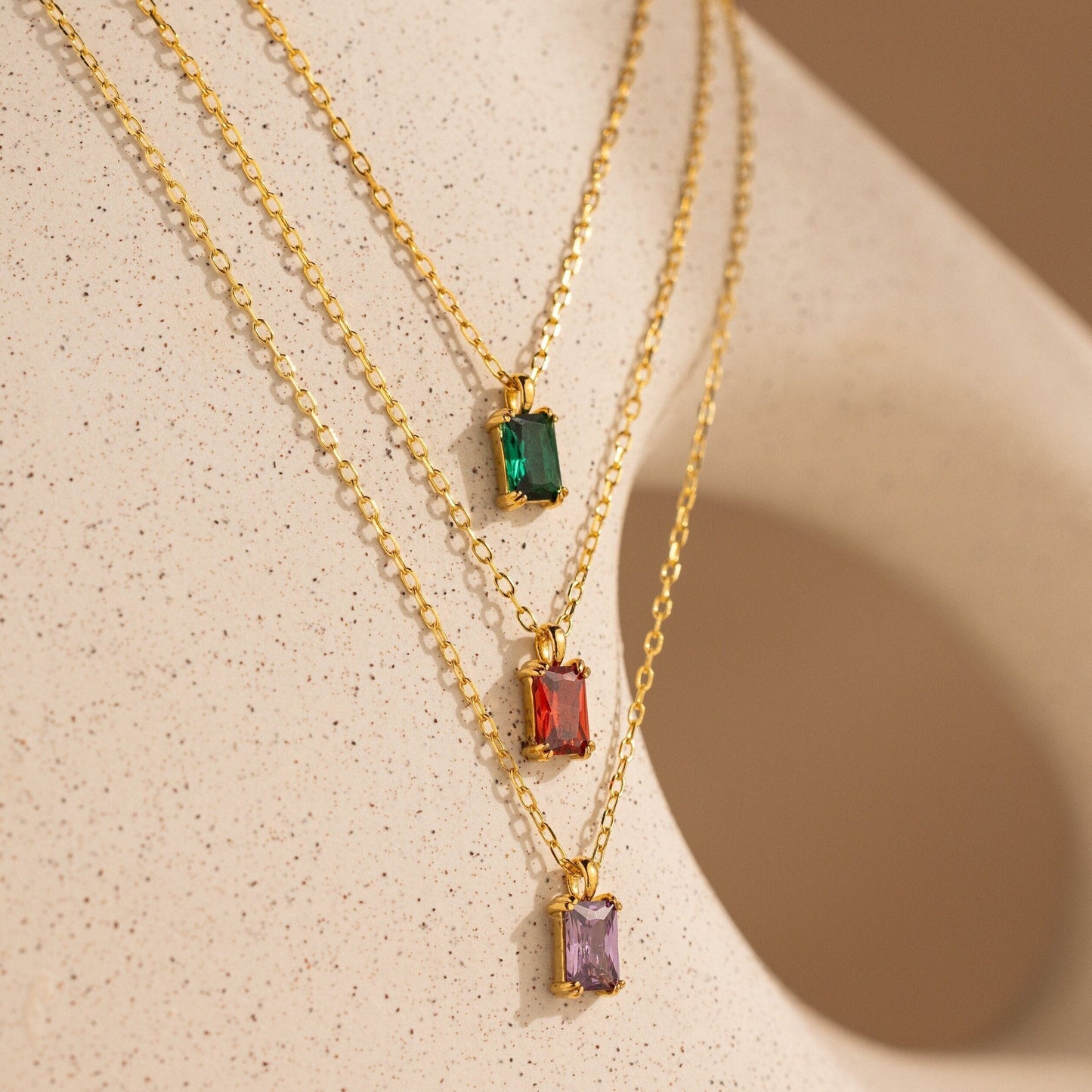 Collar con piedra de nacimiento de corte esmeralda