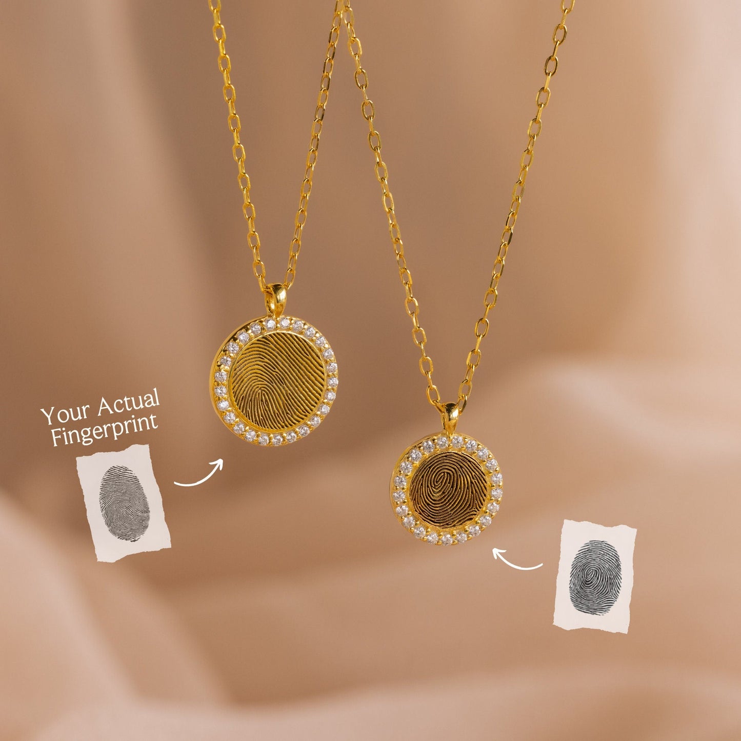 Collar con monedas y huellas dactilares pavé