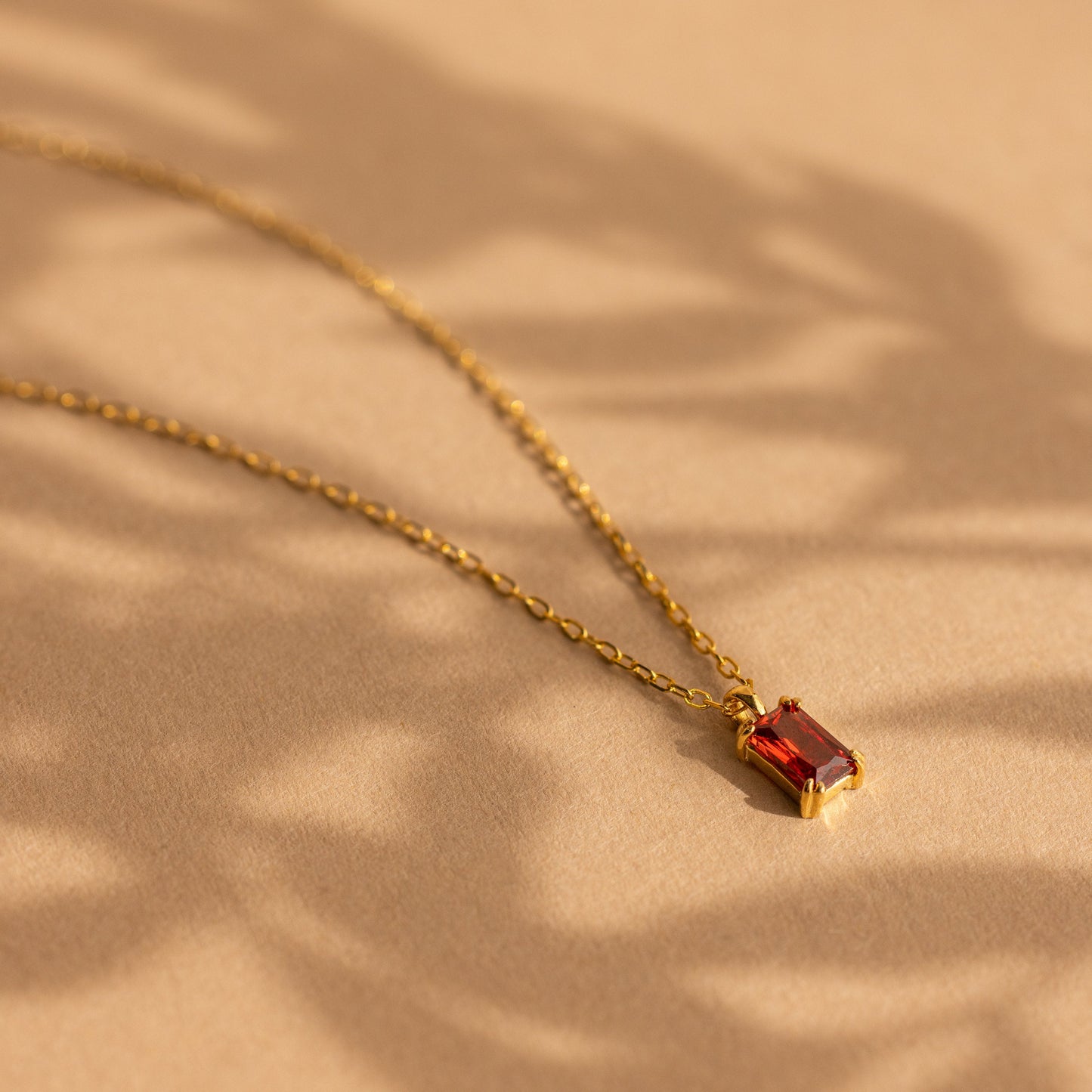 Collar con piedra de nacimiento de corte esmeralda