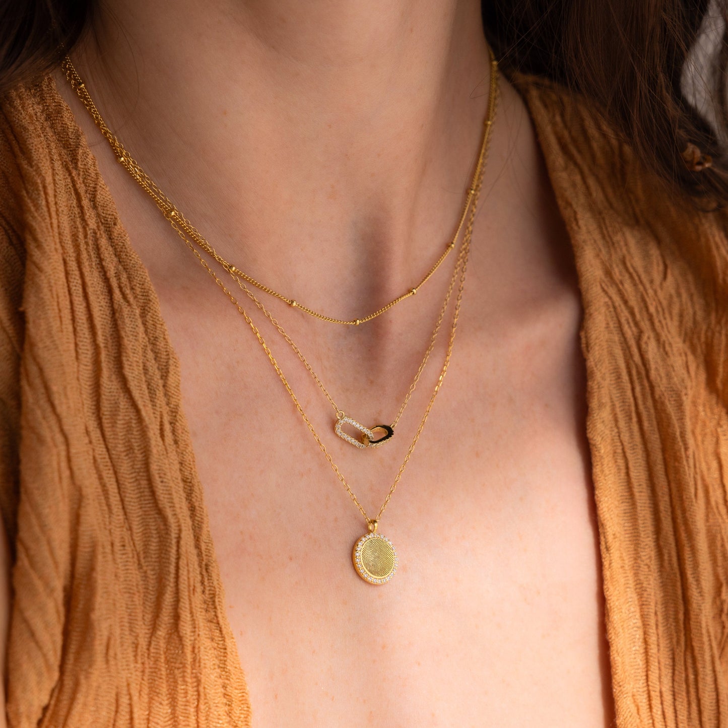 Collar con monedas y huellas dactilares pavé