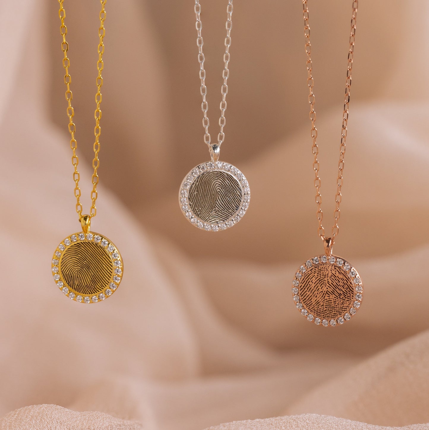 Collar con monedas y huellas dactilares pavé