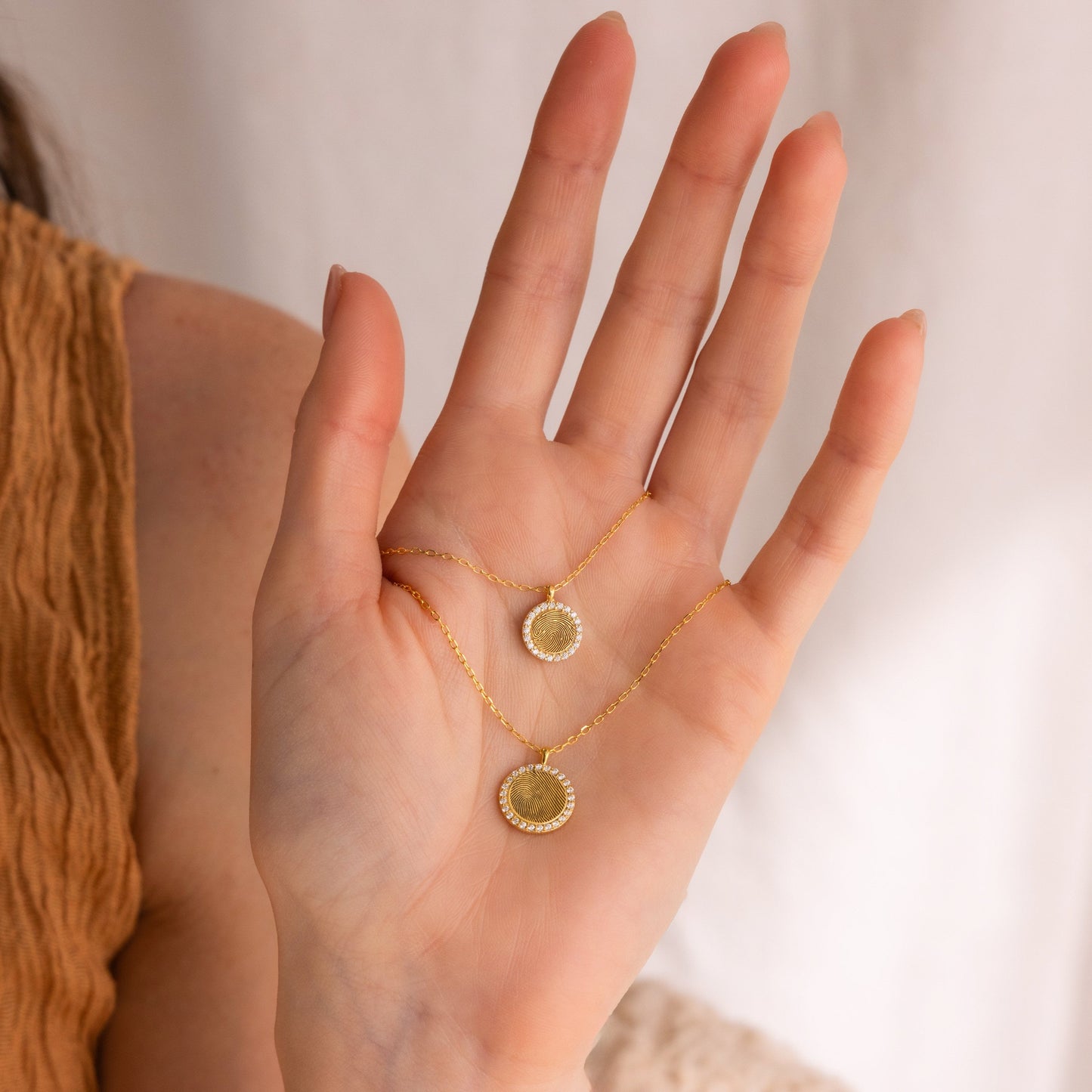 Collar con monedas y huellas dactilares pavé