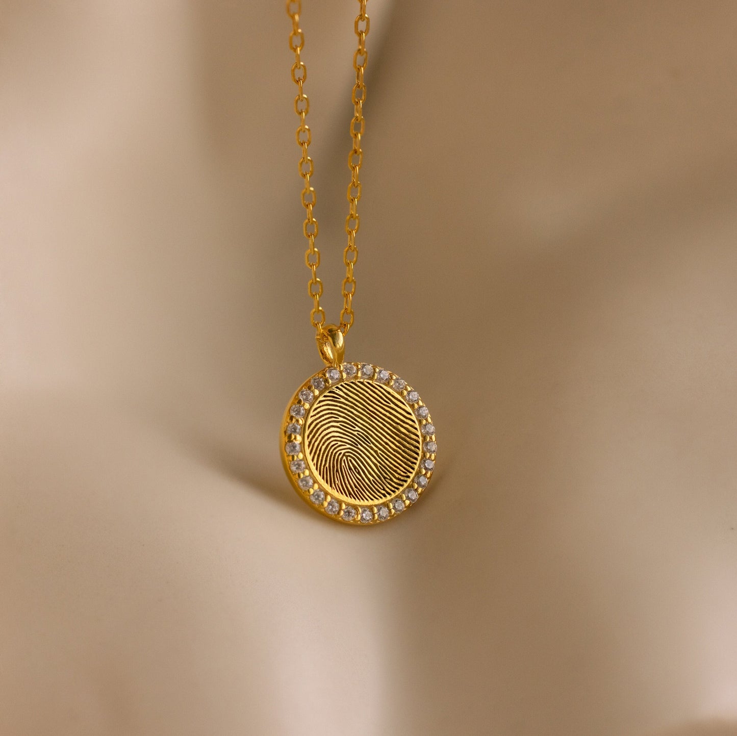 Collar con monedas y huellas dactilares pavé