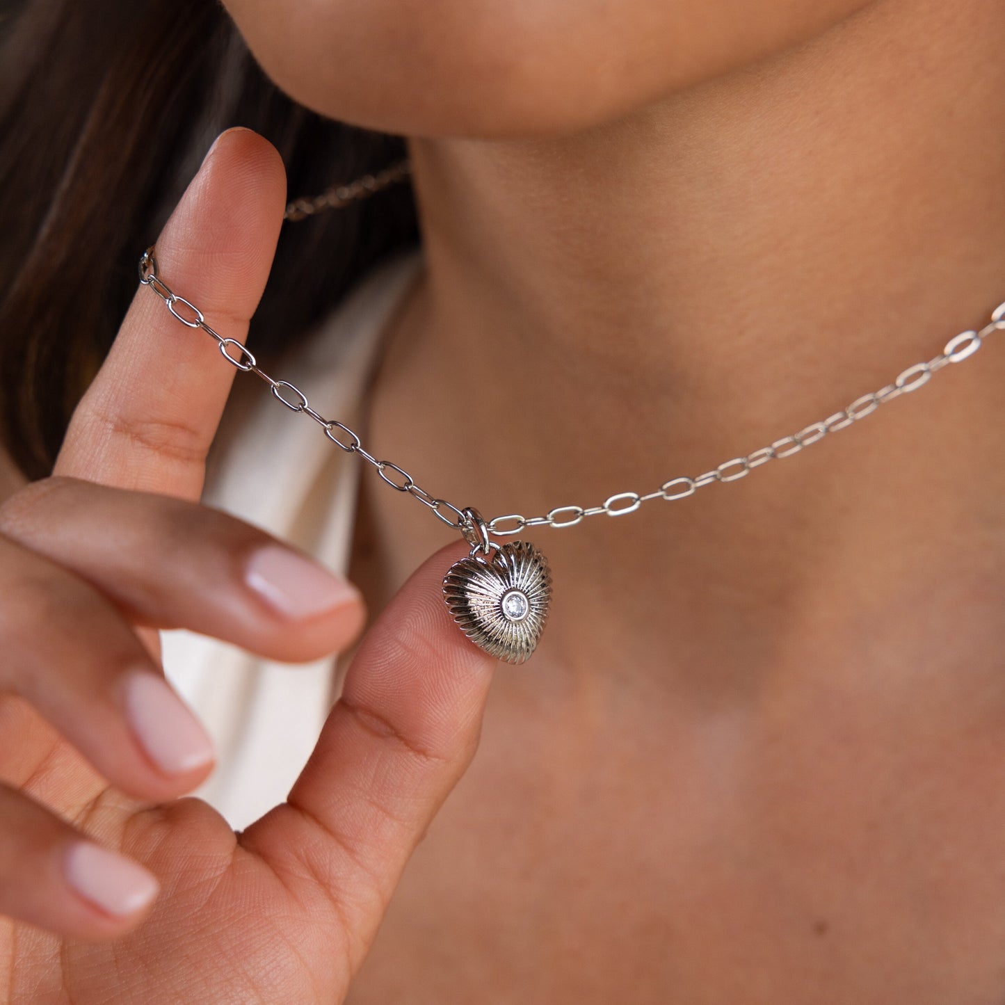 Collar de corazón con nervaduras de diamantes