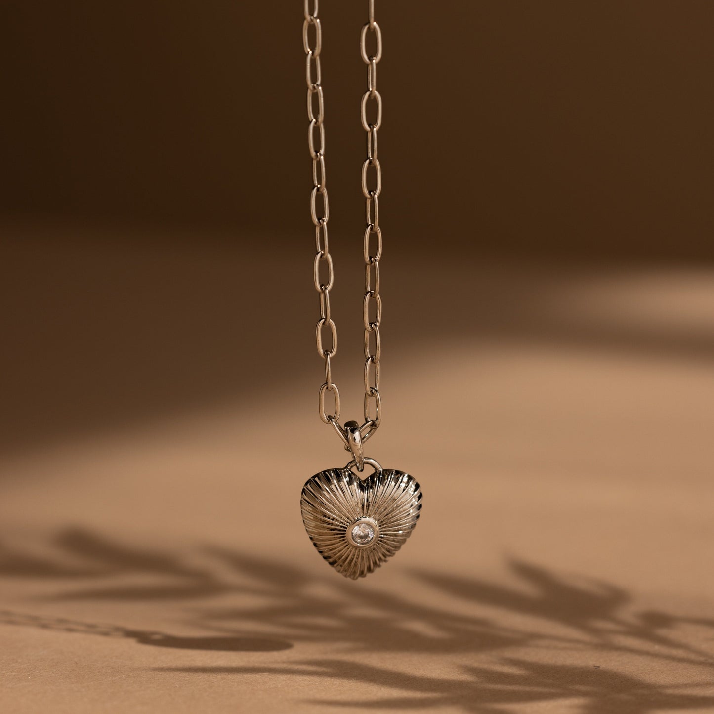 Collar de corazón con nervaduras de diamantes