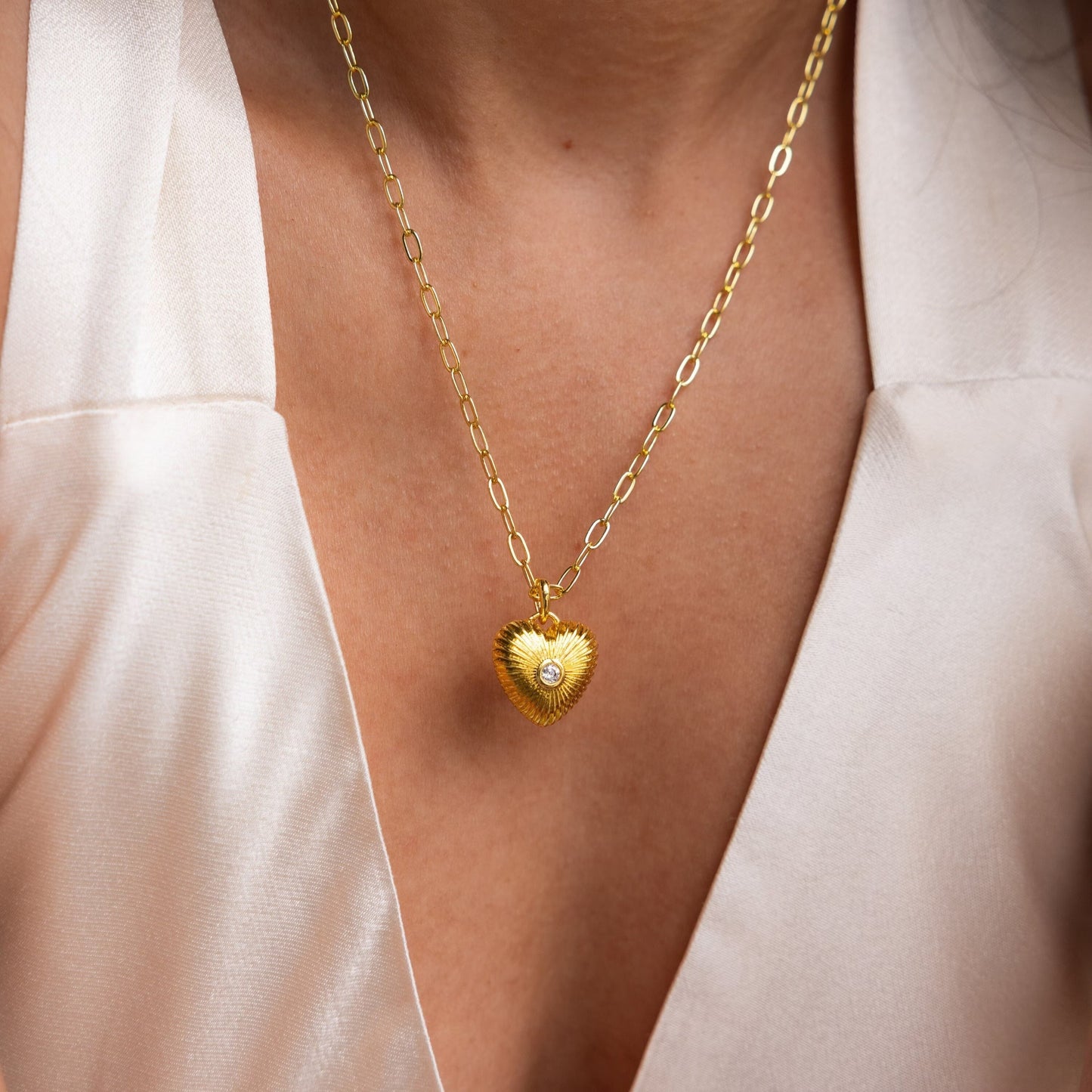 Collar de corazón con nervaduras de diamantes