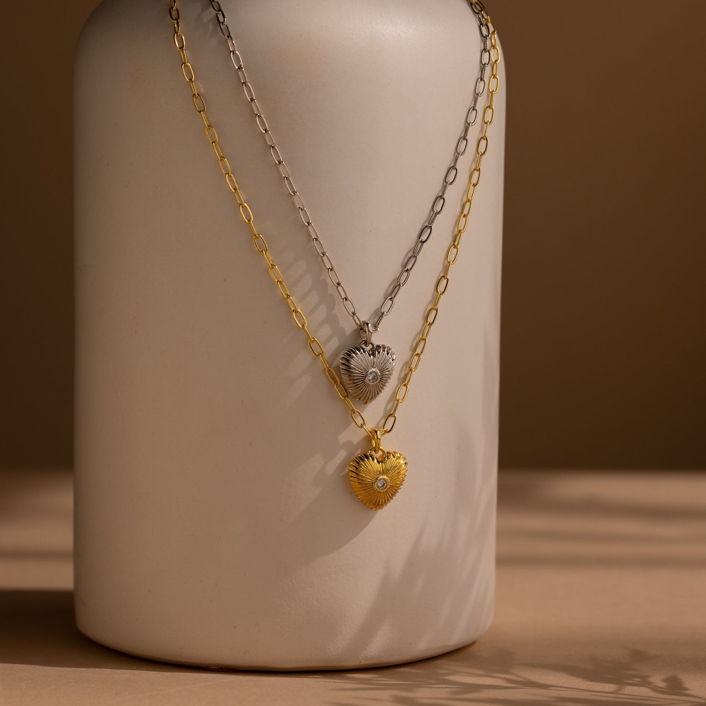 Collar de corazón con nervaduras de diamantes