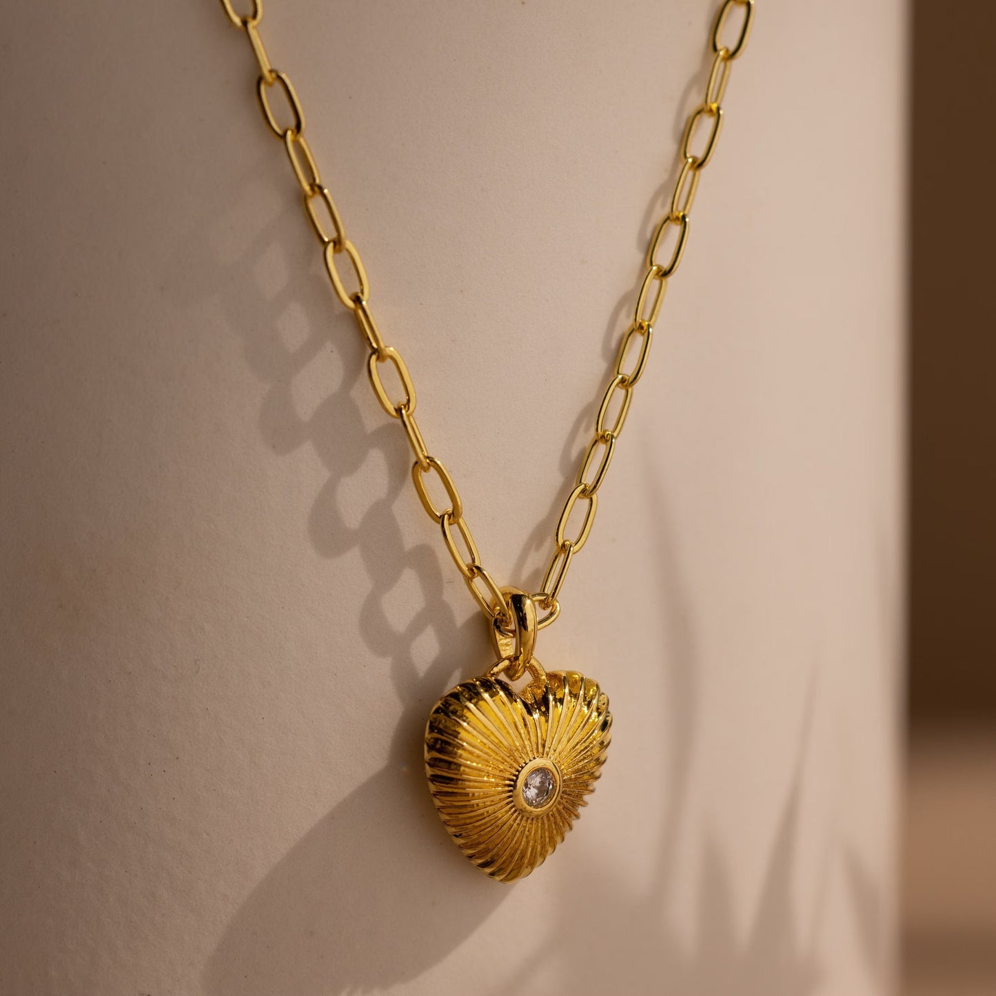 Collar de corazón con nervaduras de diamantes