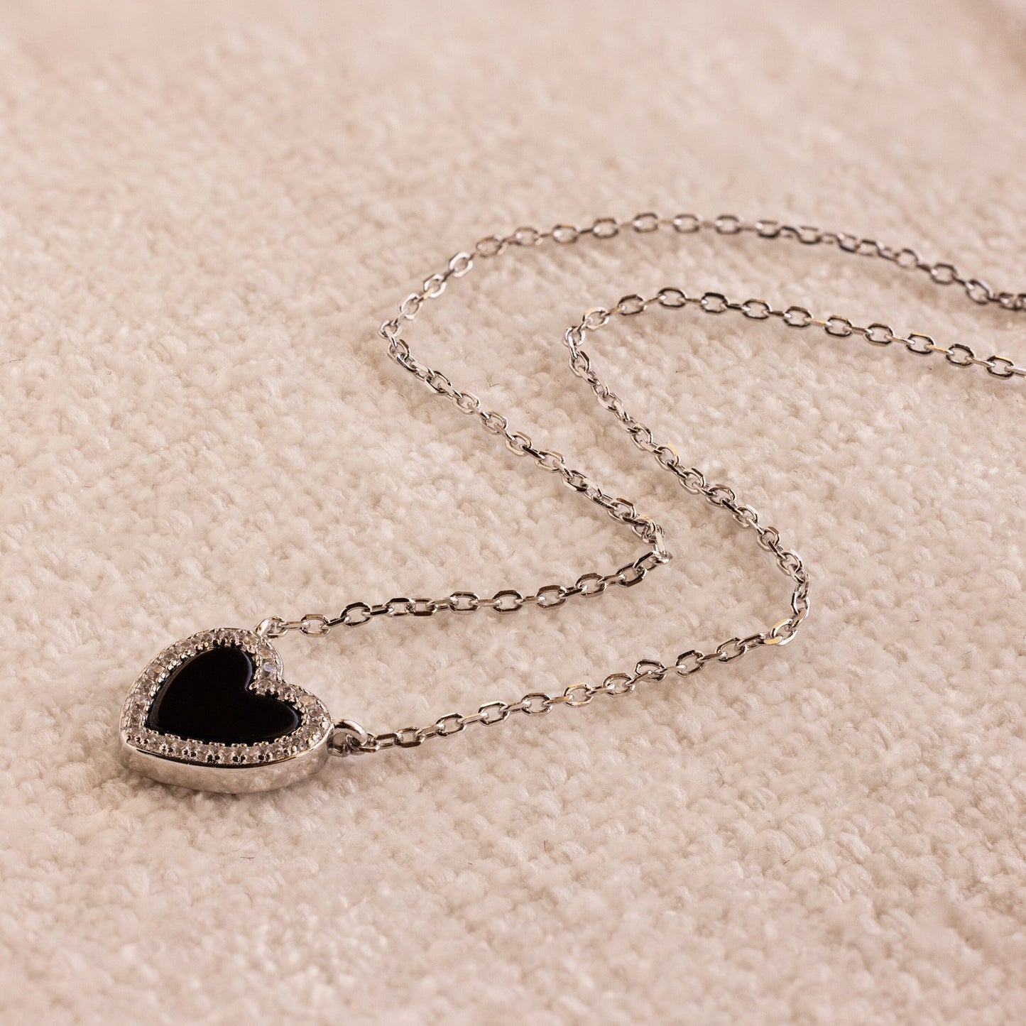 Pavé-Herzkette mit Onyx