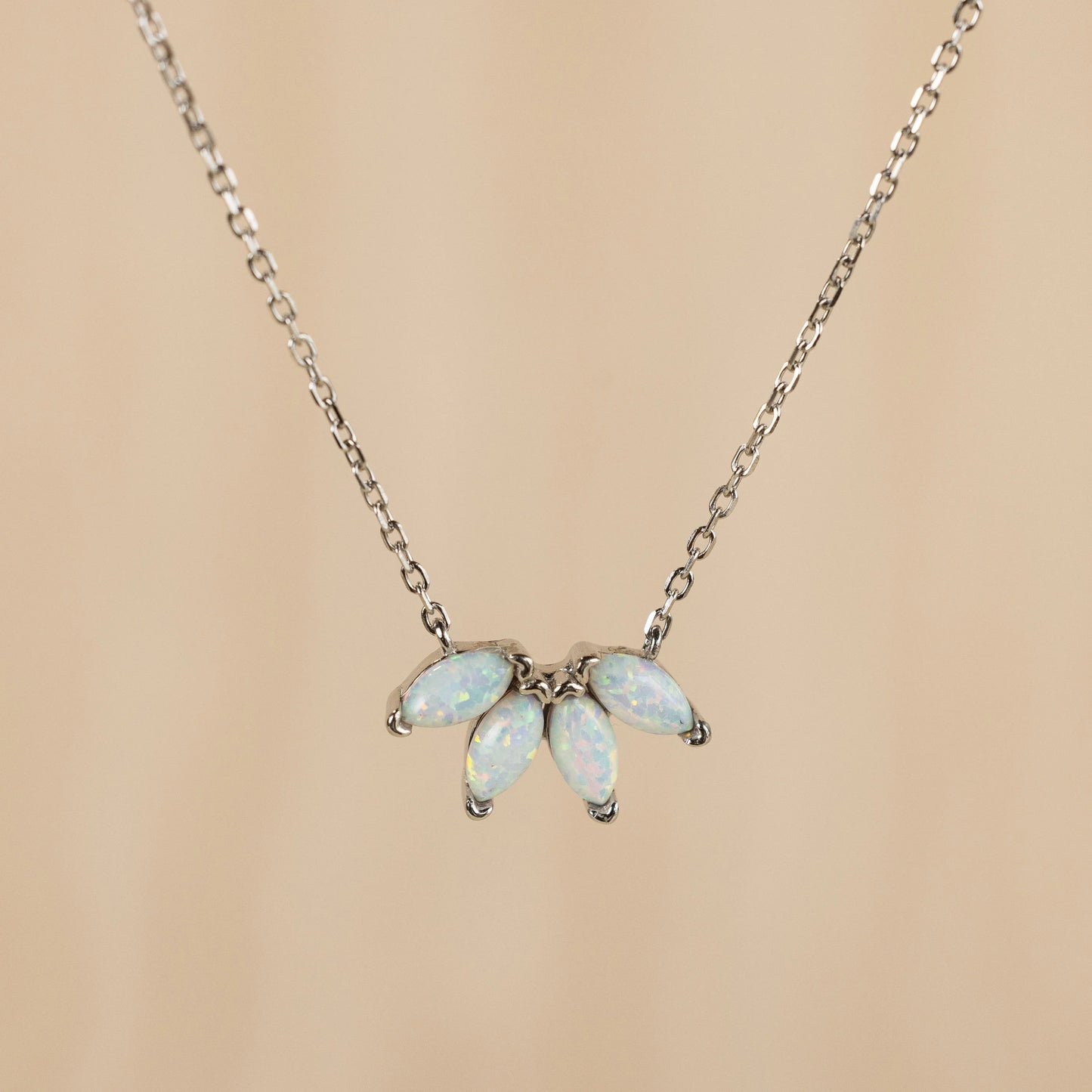 Collar marquesa de ópalo blanco