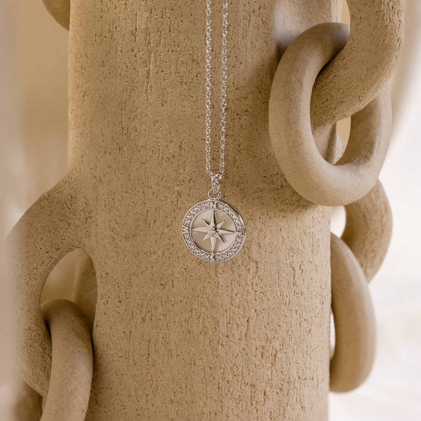 Collar de brújula con perla pavé