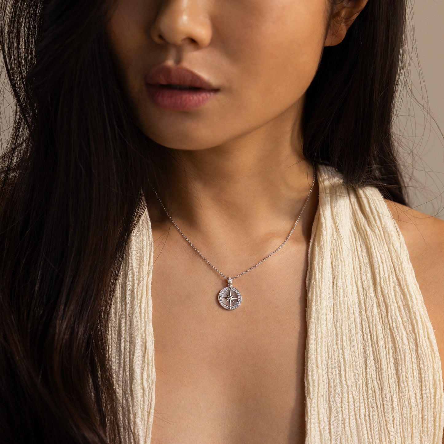Collar de brújula con perla pavé
