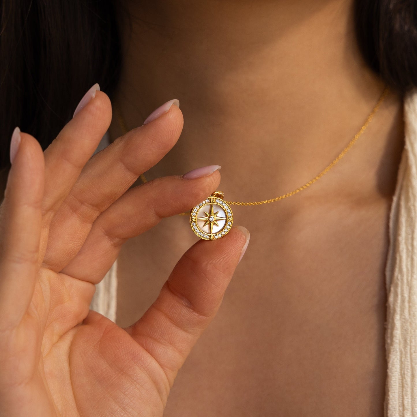 Collar de brújula con perla pavé