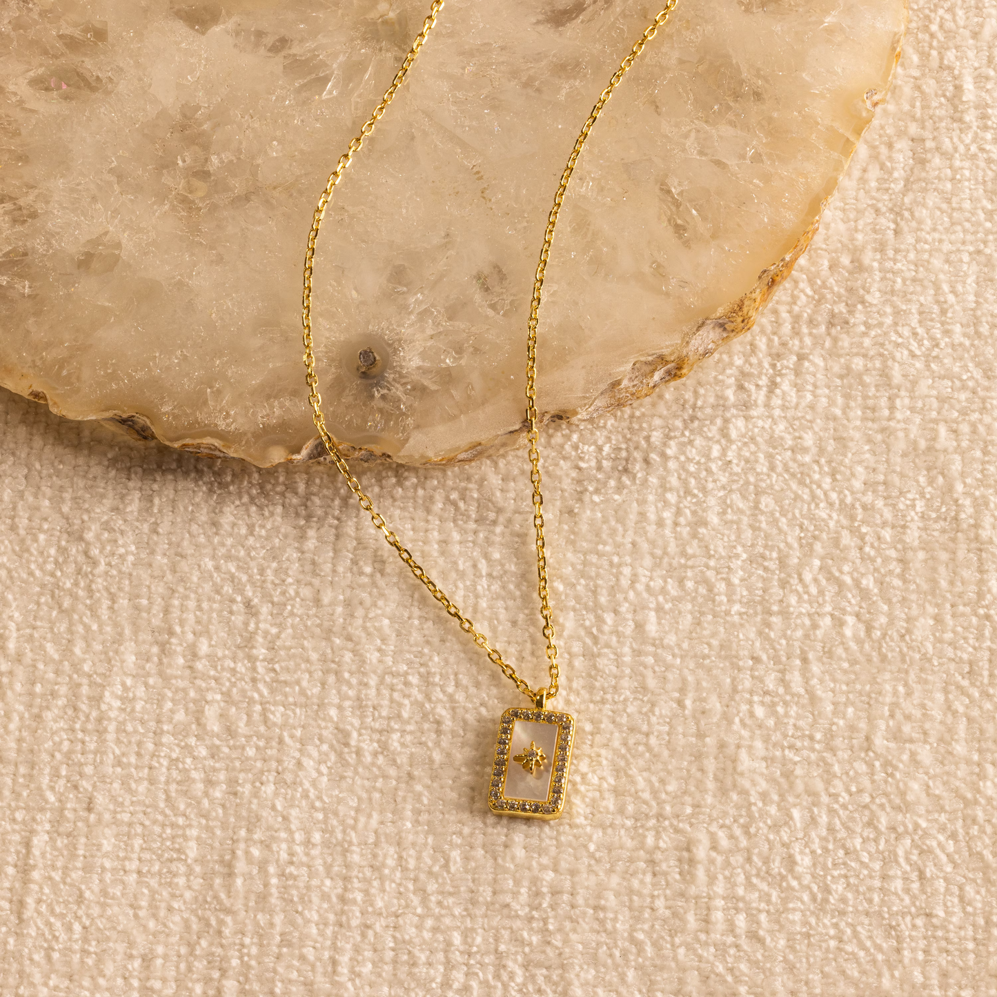 Collar de estrella del norte con perla pavé