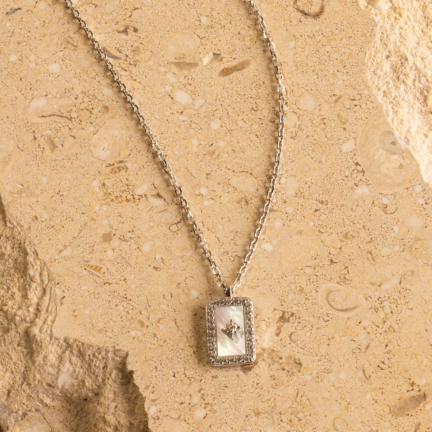 Collar de estrella del norte con perla pavé