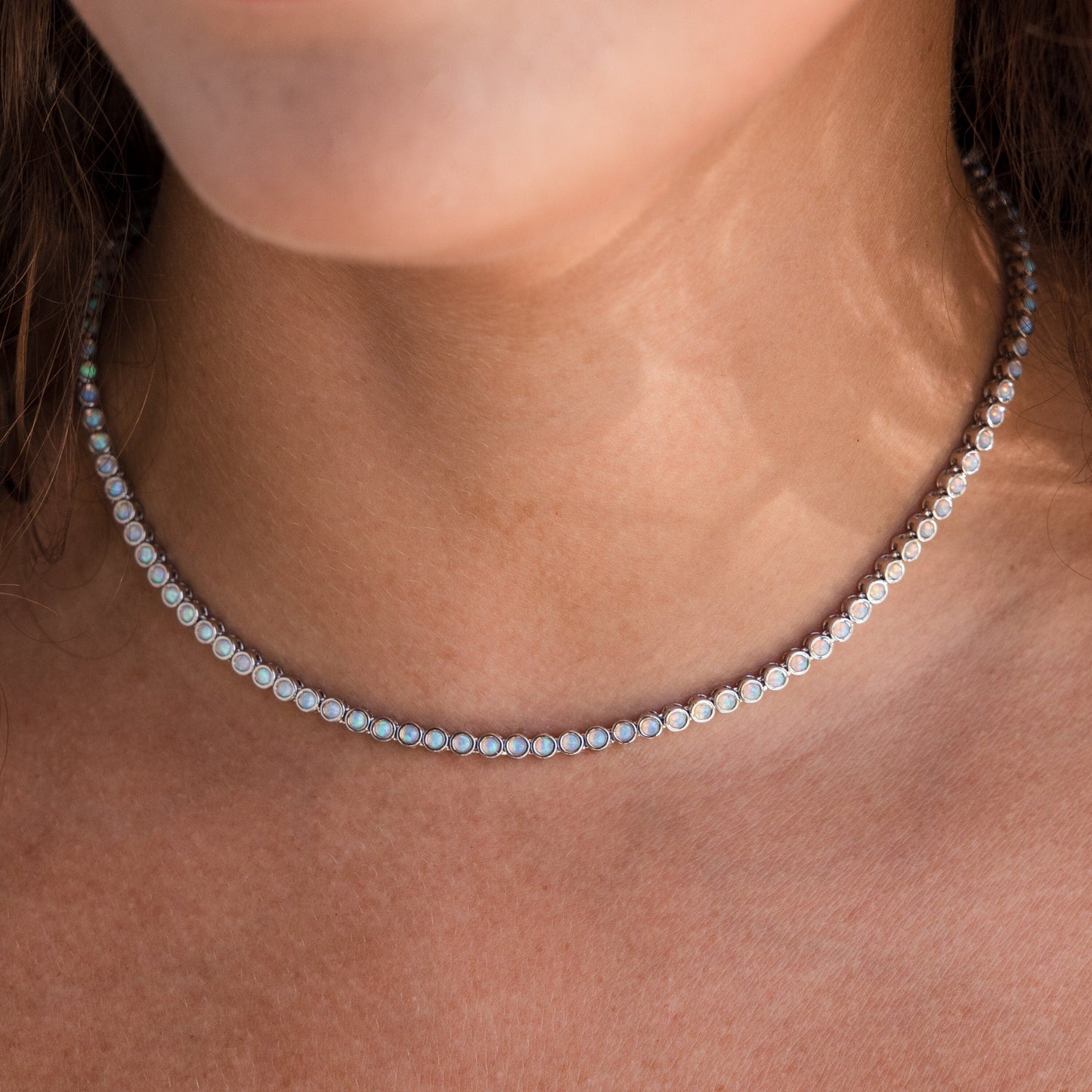 Collar de tenis con bisel de ópalo